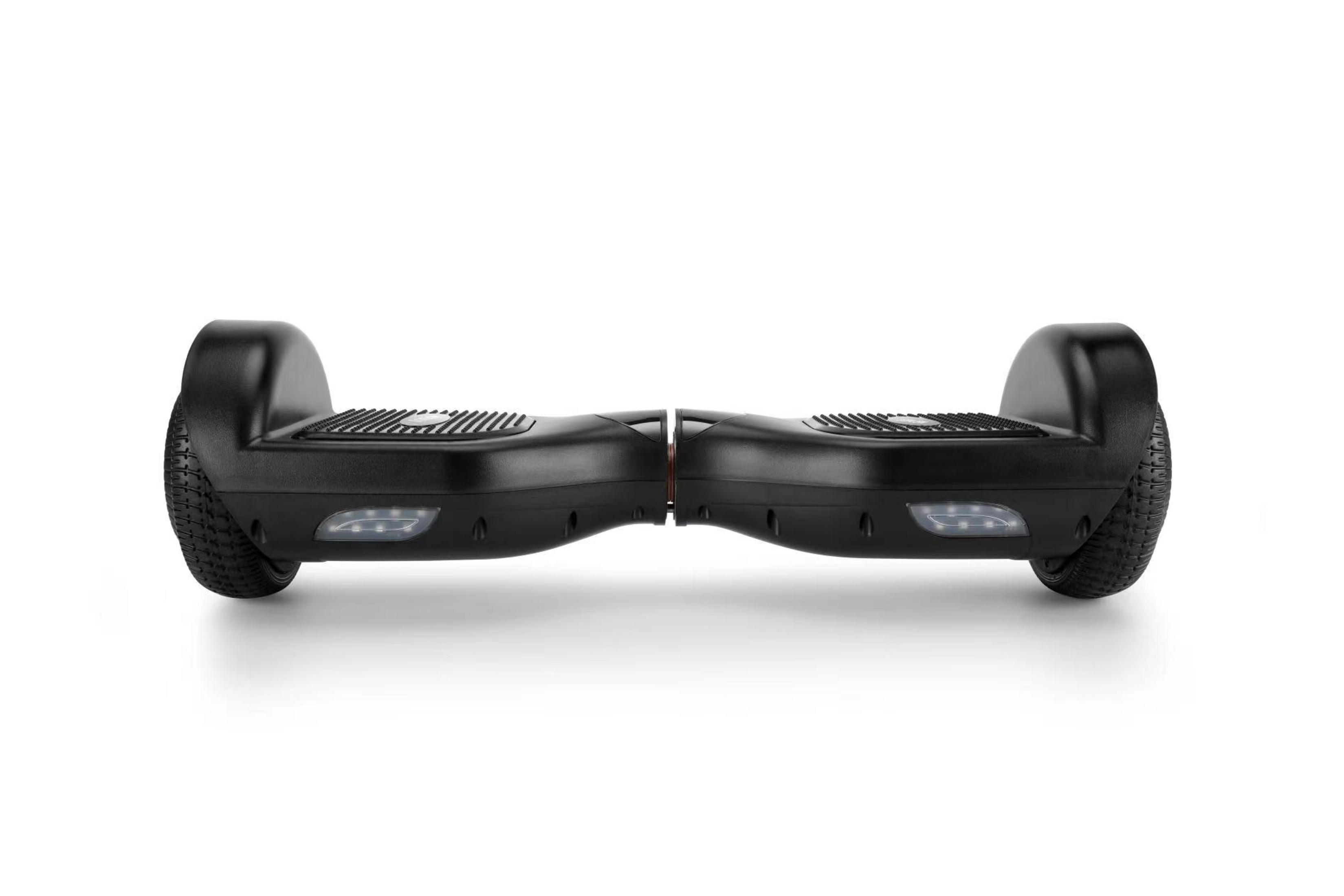 Ein schwarzes Hoverboard auf weißem Hintergrund. Das Hoverboard hat zwei Räder und Fußstützen.