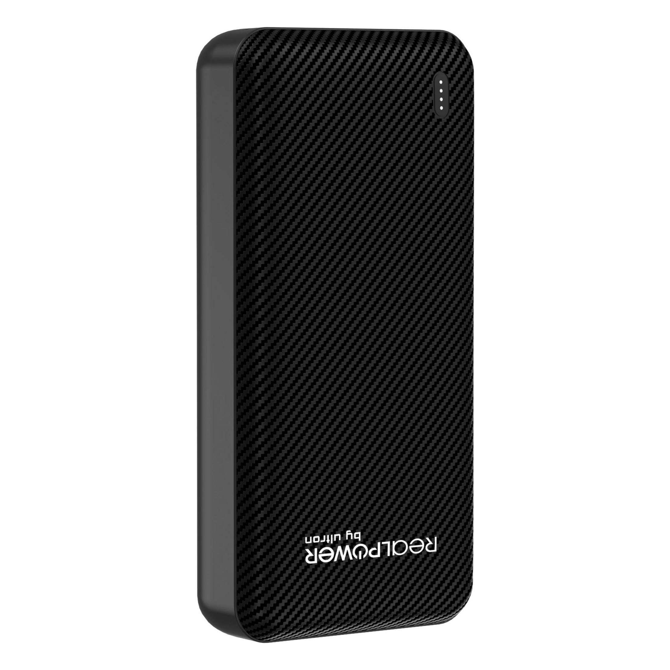 Power bank nera con trama in fibra di carbonio. Marchio 'realPOWER' visibile.