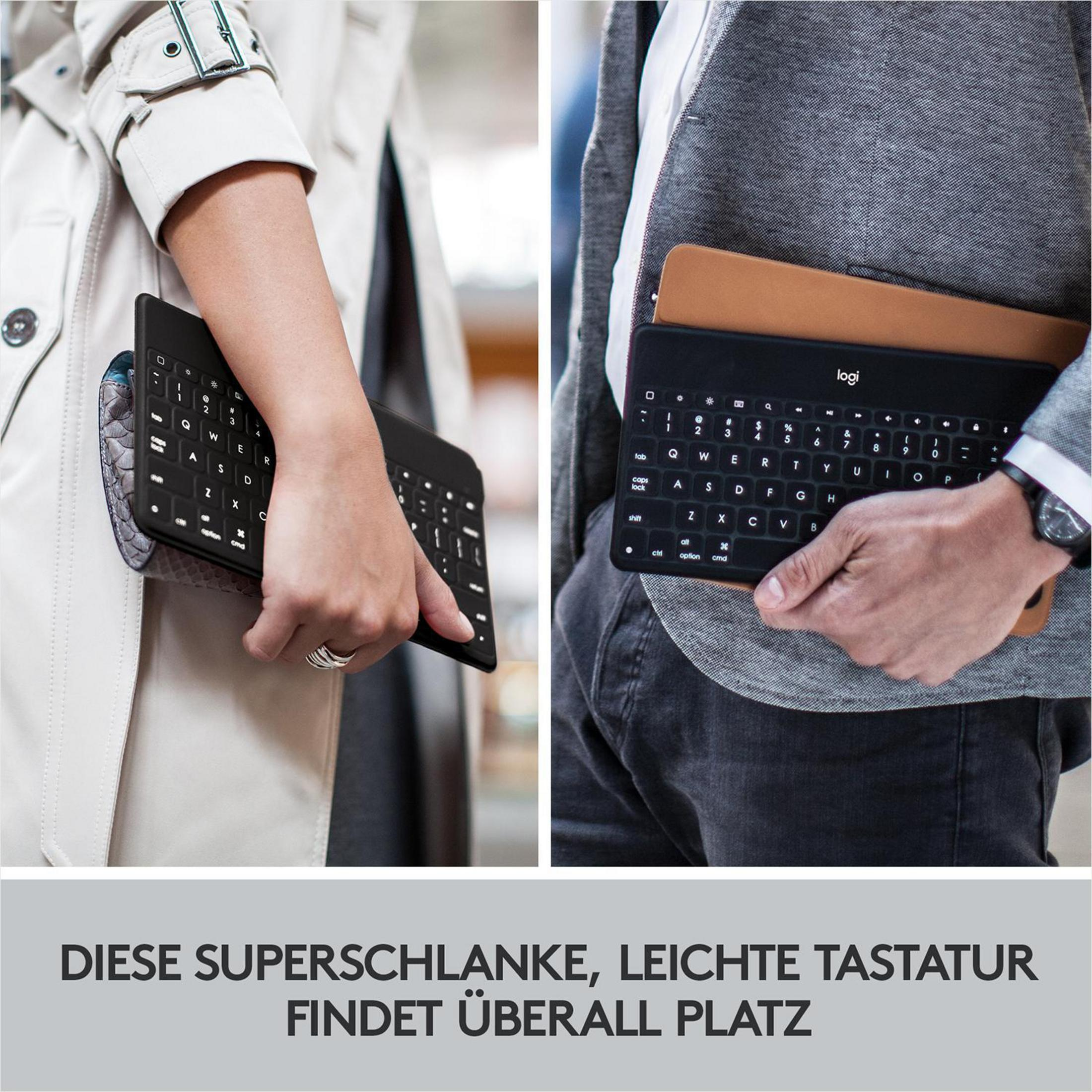 Zwei Personen halten schwarze Logi-Tastaturen, Textüberlagerung unten.