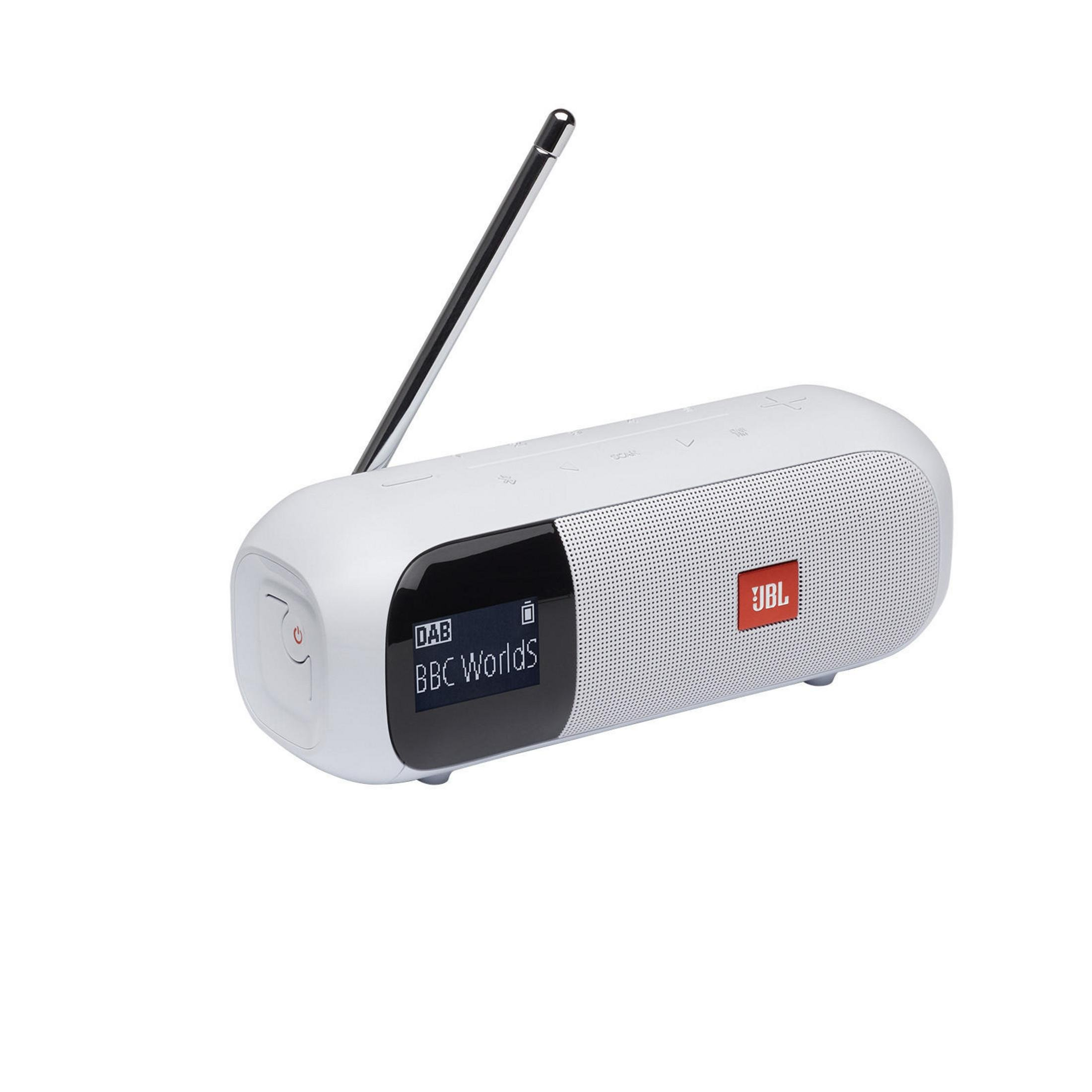 Radio JBL blanco. Tiene una pantalla que muestra "DAB BBC Worlds". Una antena está extendida.
