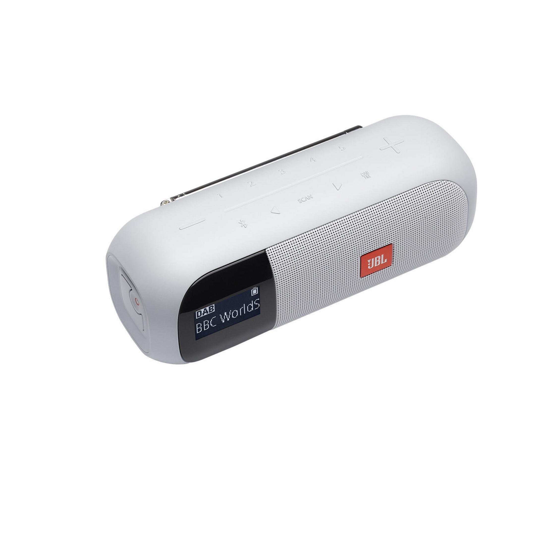 Altavoz JBL blanco con pantalla negra que muestra "BBC Worlds". Fondo blanco.