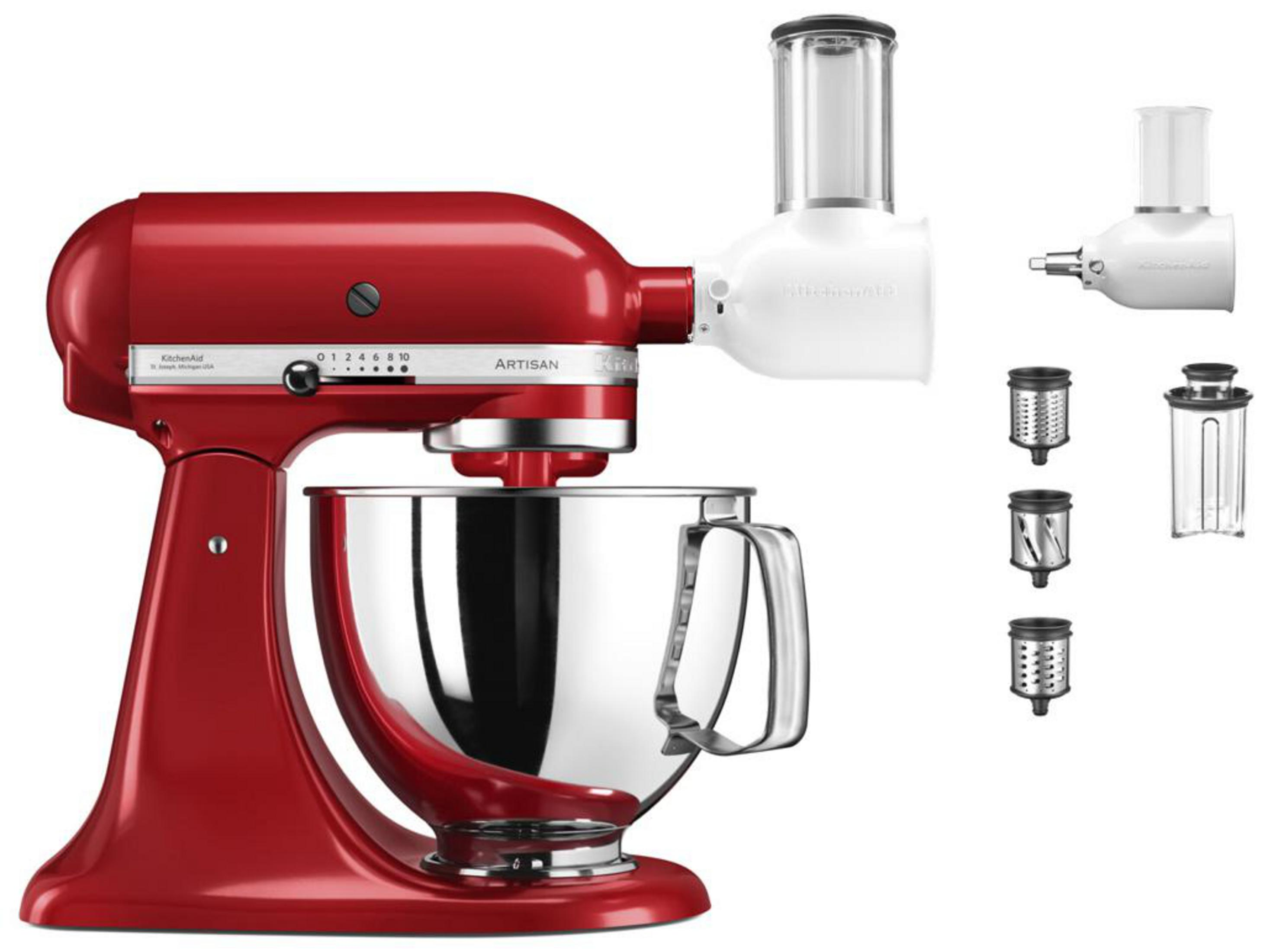 Roter KitchenAid-Mixer zerkleinert Gurkenscheiben.