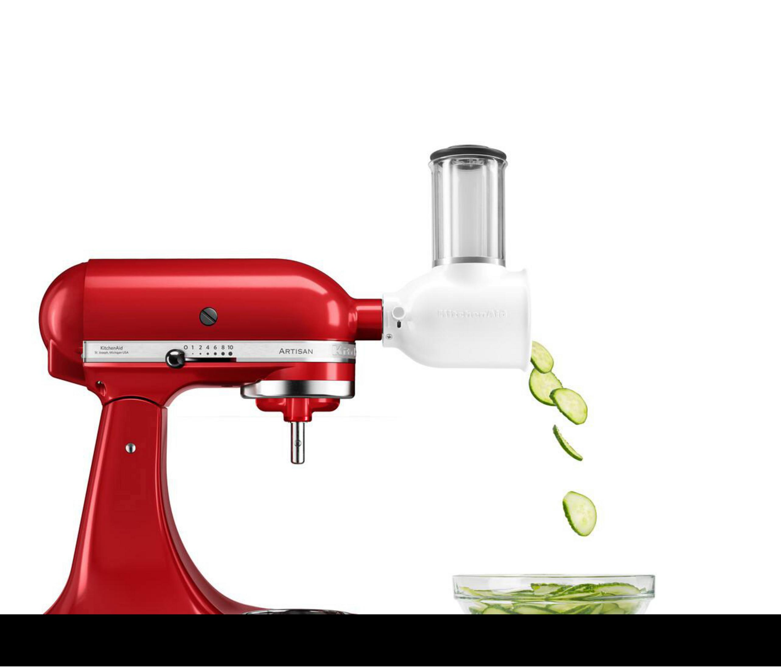 Roter KitchenAid-Mixer zerkleinert Käse in Schüssel.