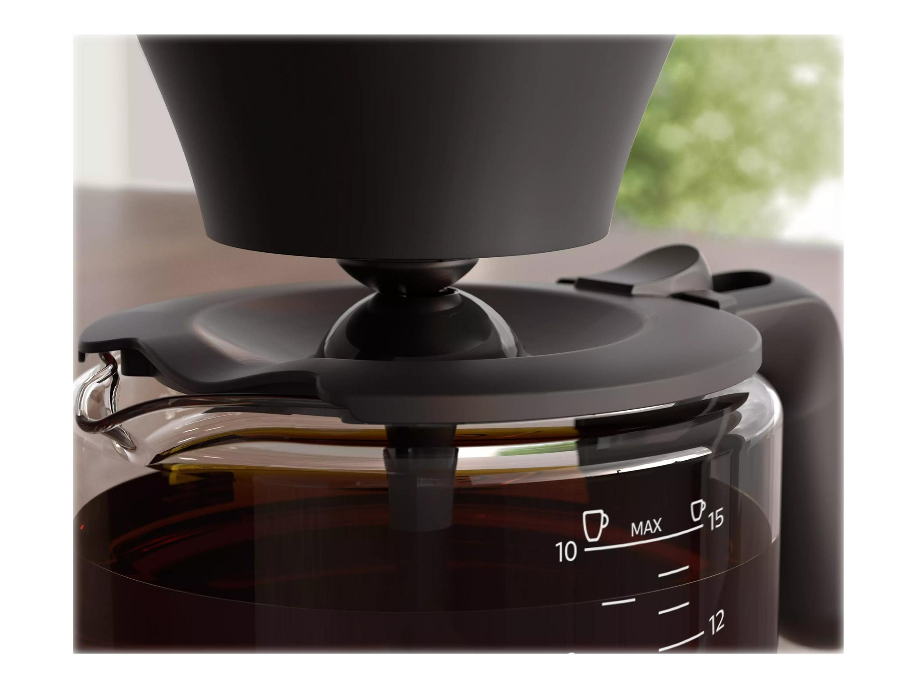 Zbliżenie czarnego ekspresu do kawy. Szklana karafka ma kawę, ze znakami dla poziomów filiżanek.