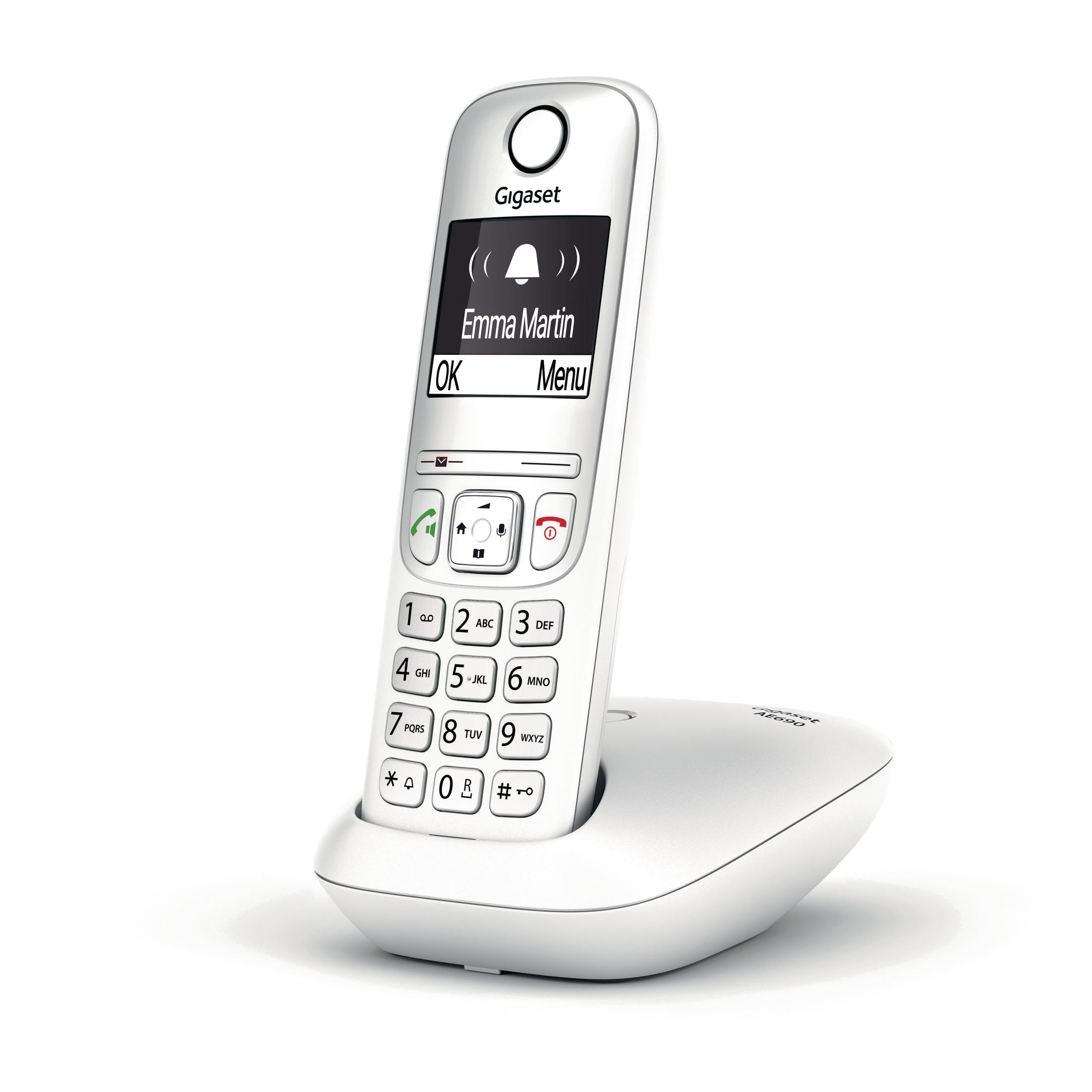 Teléfono inalámbrico blanco con una pantalla que muestra el nombre de un contacto. Descansa sobre una base blanca.