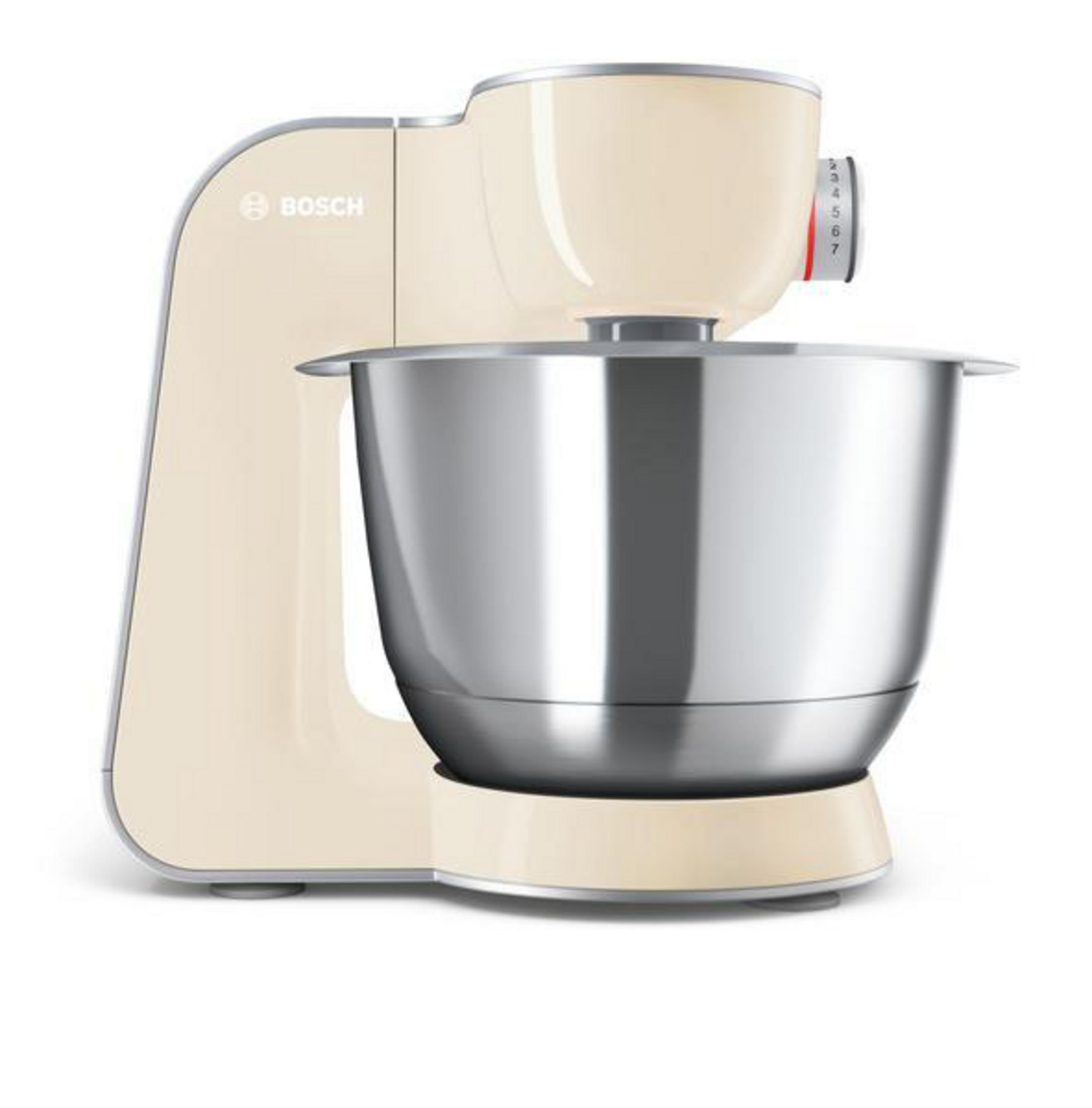 Cremefarbene Bosch Küchenmaschine mit einer Edelstahl-Rührschüssel. Die Maschine steht vor weißem Hintergrund.
