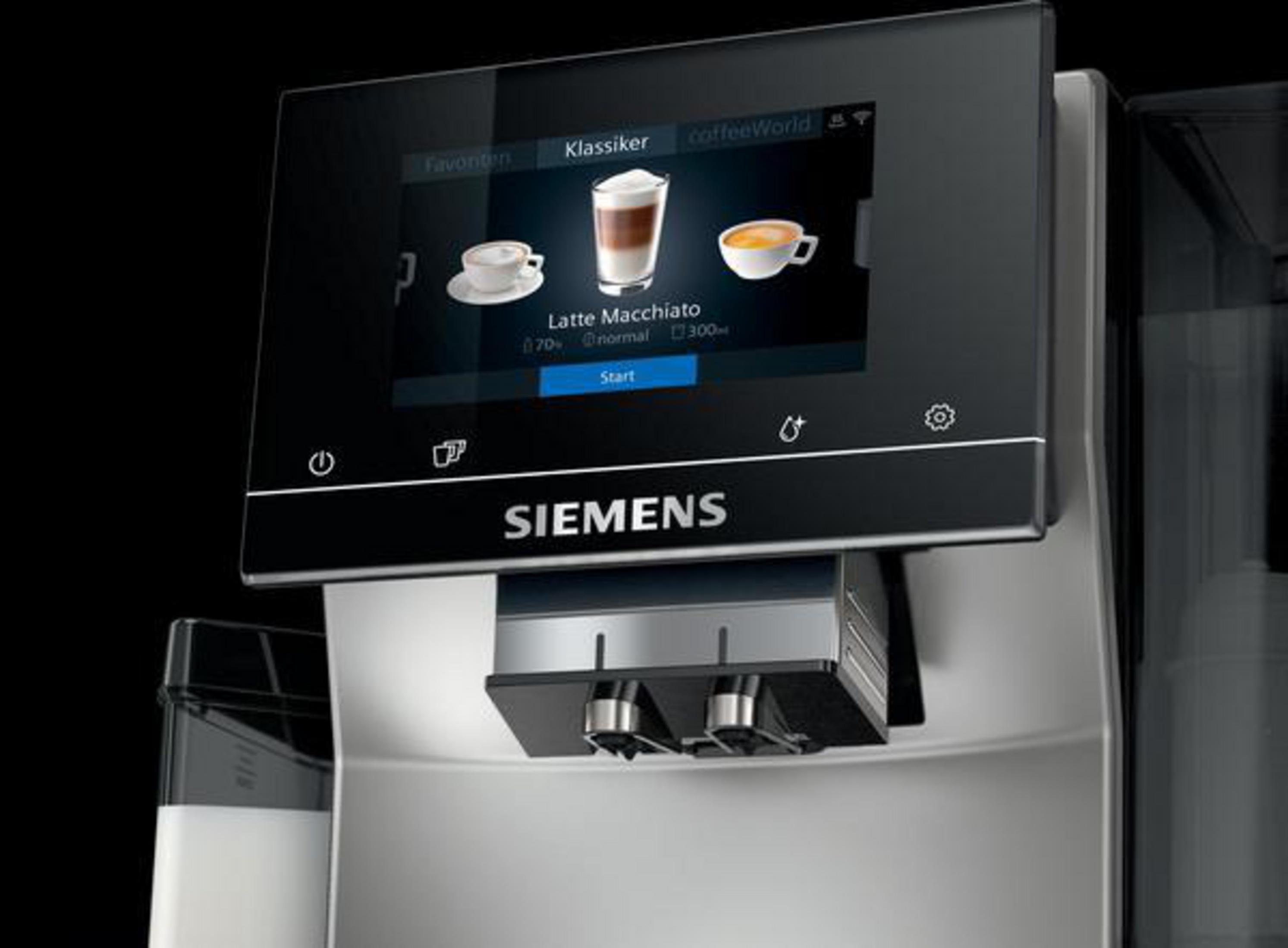 Kaffeemaschinenbildschirm zeigt Kaffeeoptionen: Latte Macchiato, Espresso und Kaffee. Siemens ist die Marke.