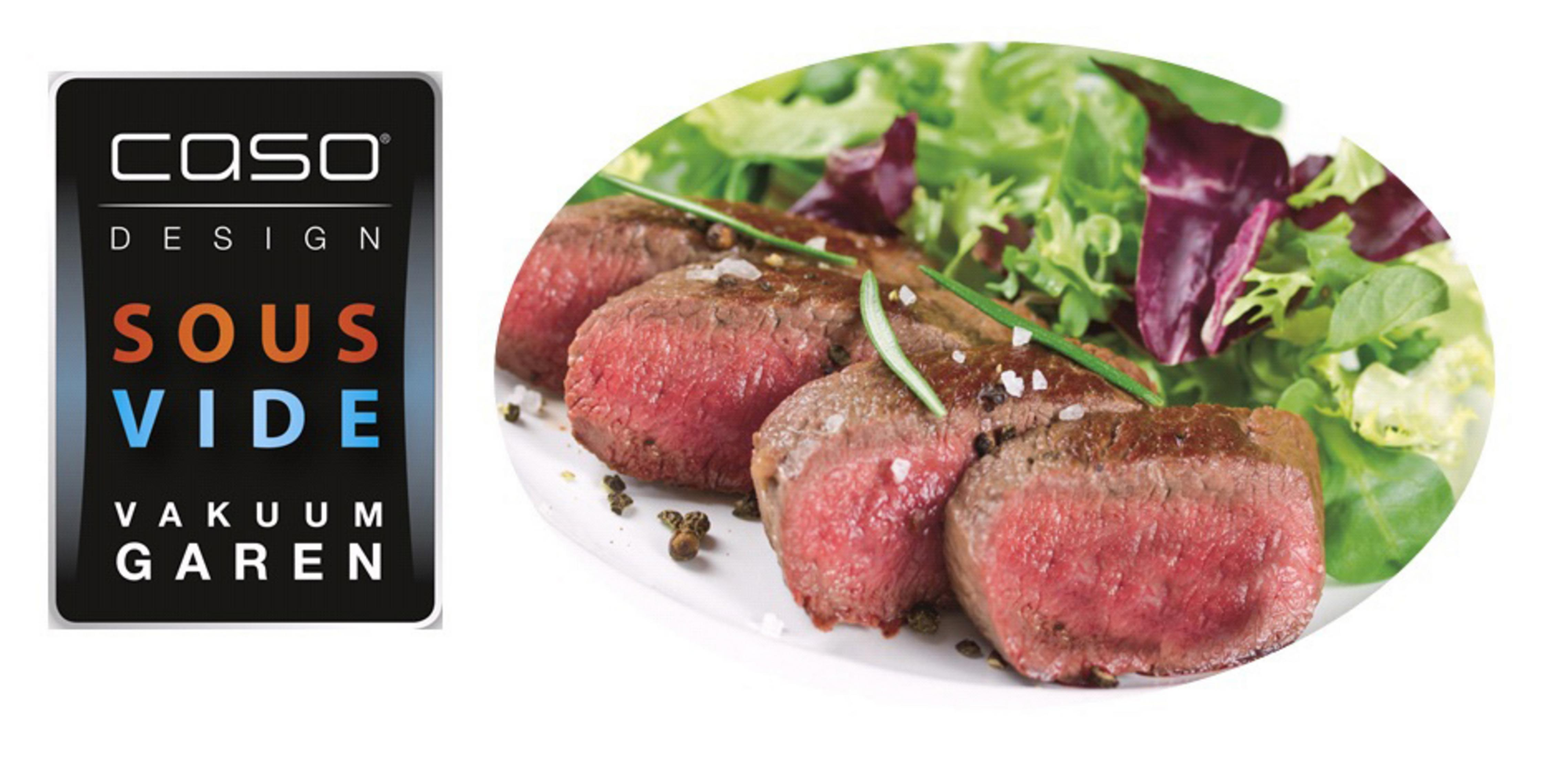 Primo piano di fette di carne cotta su un piatto bianco con insalata. Etichetta CASO sous vide in bianco e nero a sinistra.