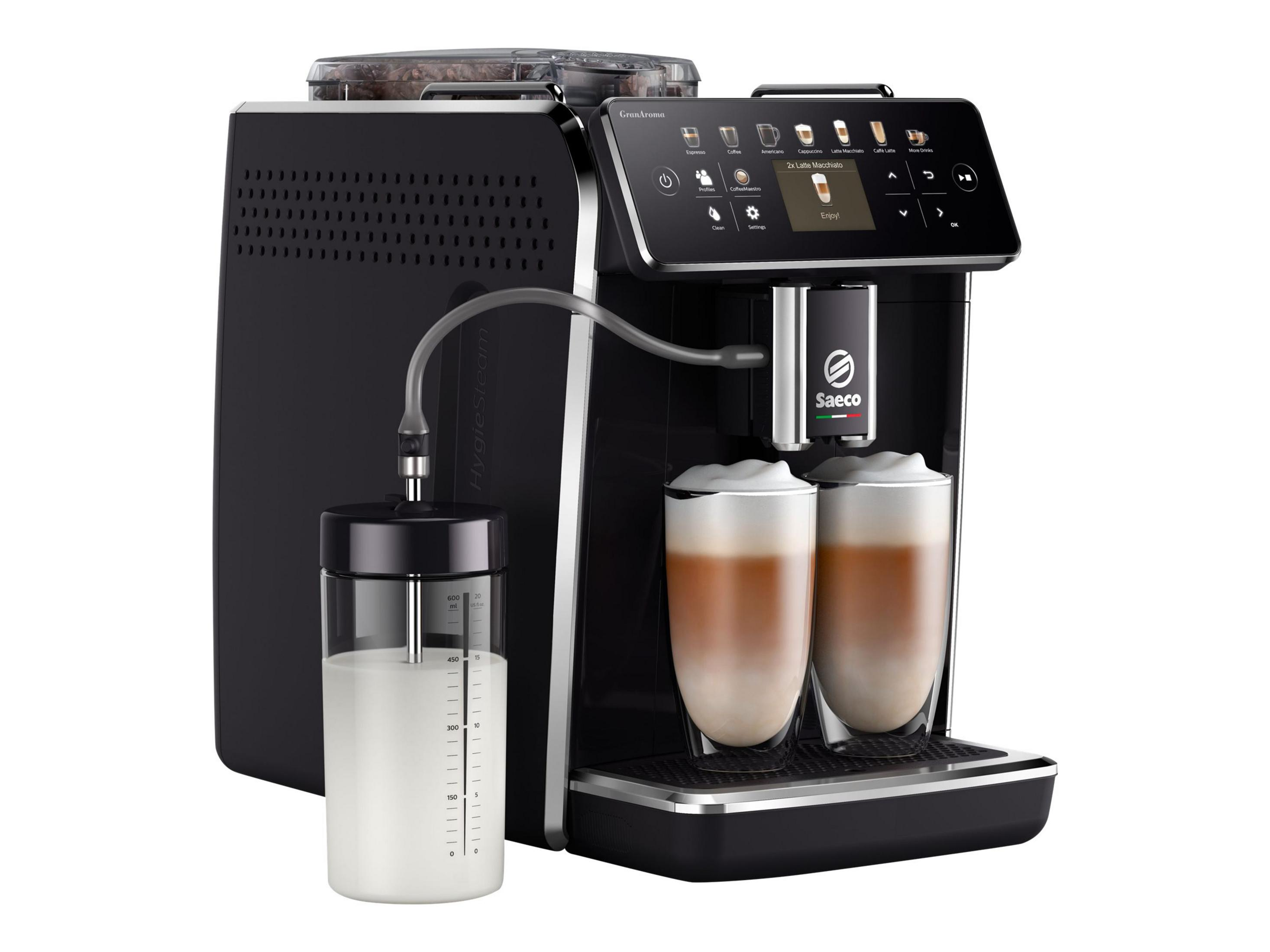 Eine schwarze und silberne Espressomaschine. Zwei Gläser Latte Macchiato sind servierbereit.