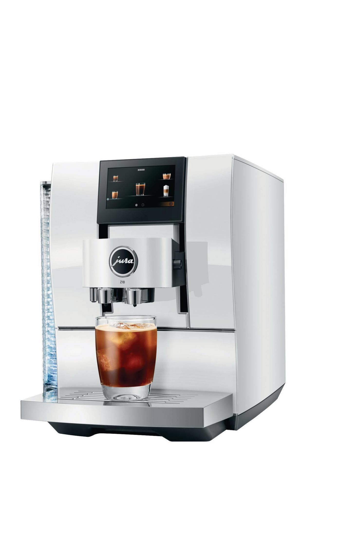 Weiß-silberne Kaffeemaschine mit einem Glas Eiskaffee.