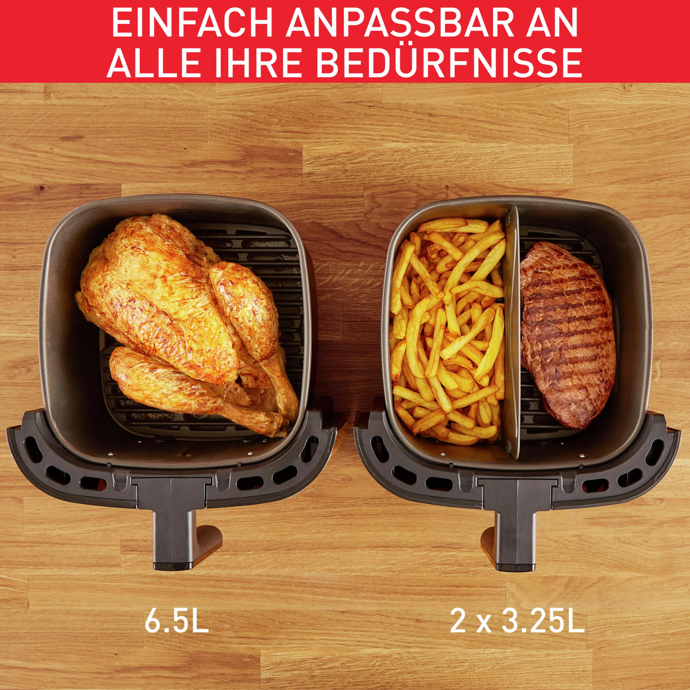 Friggitrice ad aria con pollo, patatine e bistecca. Superficie in legno.
