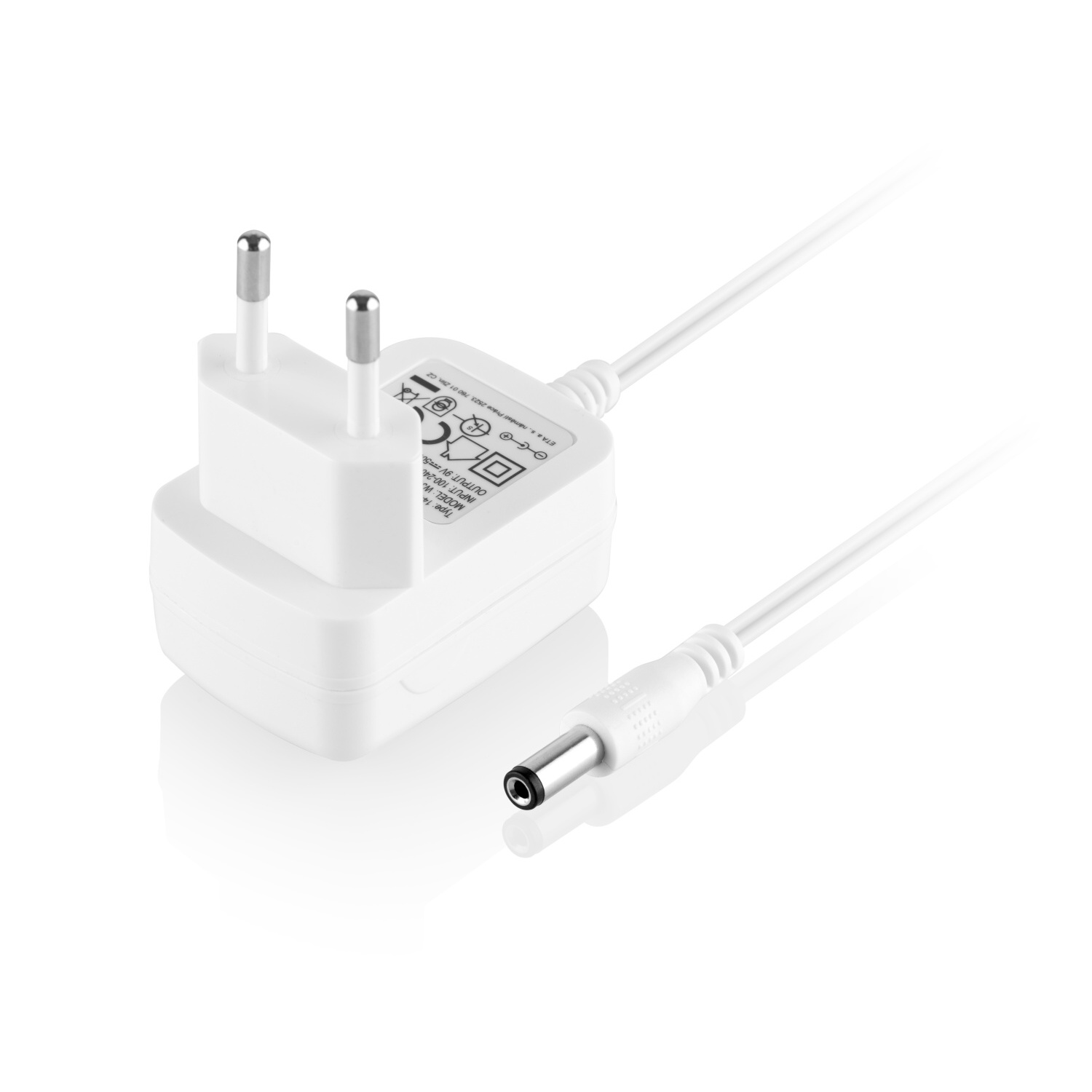 Un adaptateur secteur blanc avec une prise et un câble, sur fond blanc.