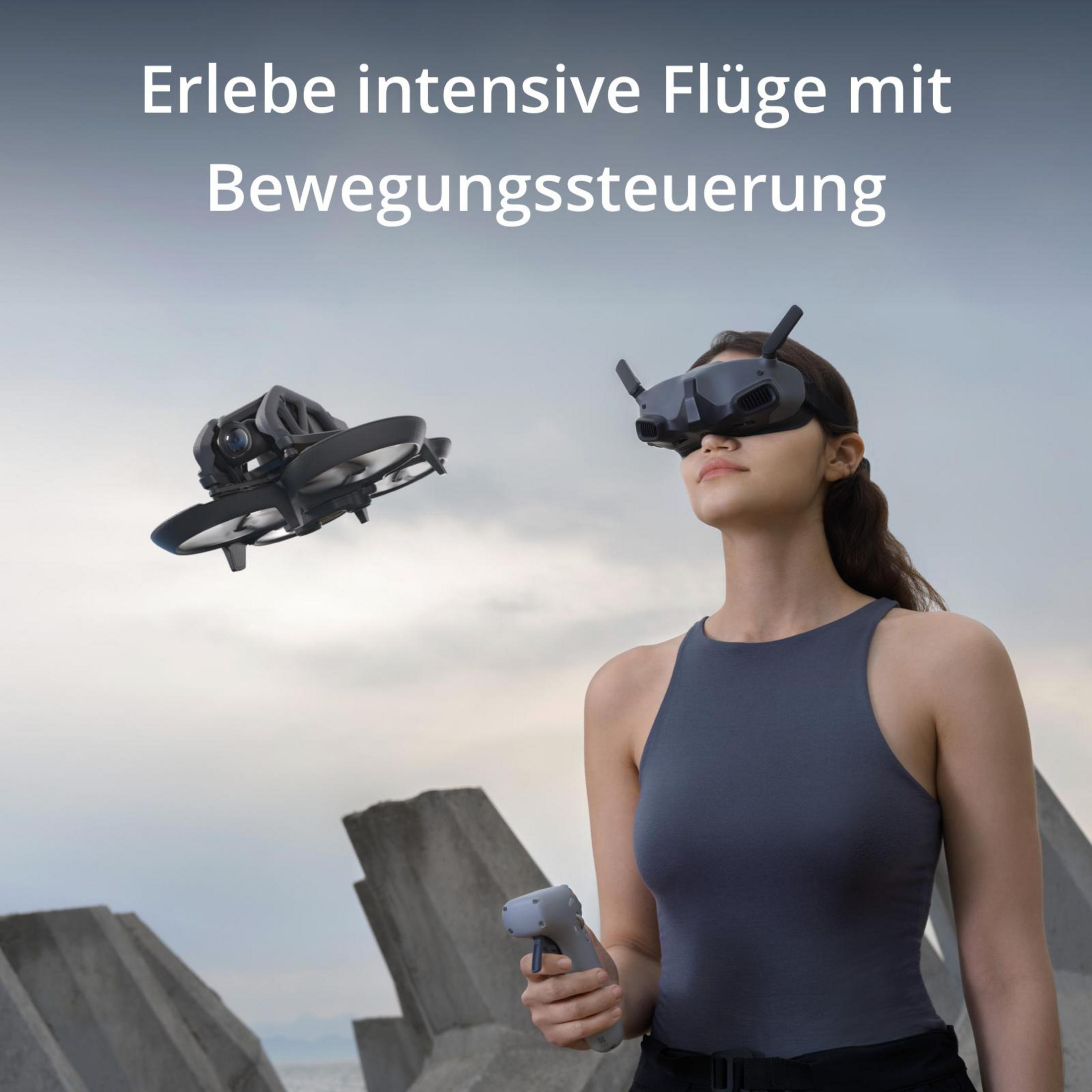 Eine Person mit VR-Brille benutzt eine Drohne, mit Wolken und Himmel im Hintergrund.