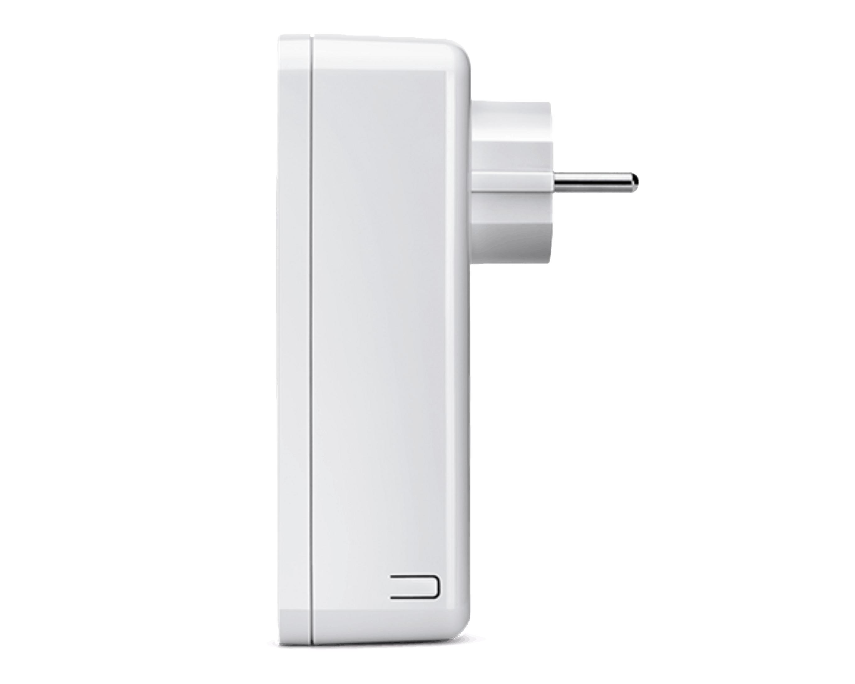 Biała przejściówka wtyczkowa z wtyczką europejską. Adapter jest na białym tle.