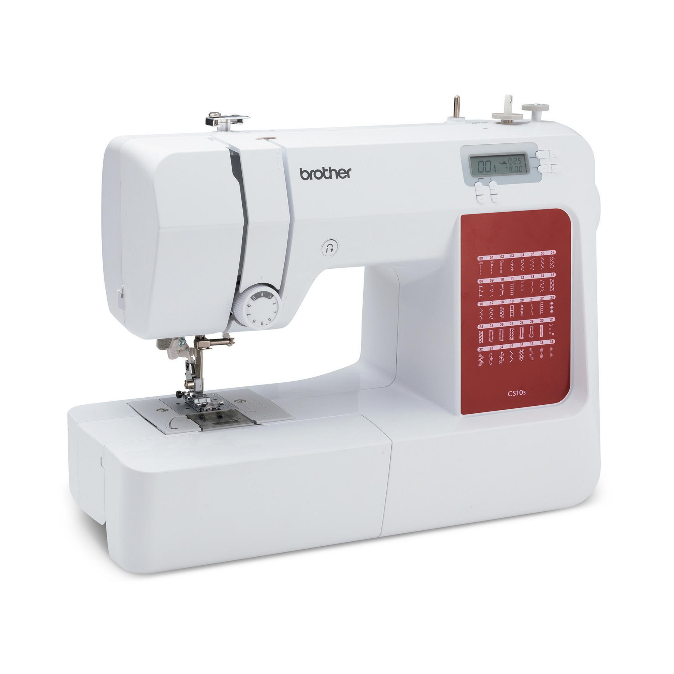 Biała maszyna do szycia Brother CS10s, czerwone akcenty, z wyświetlaczem cyfrowym, na białym tle.
