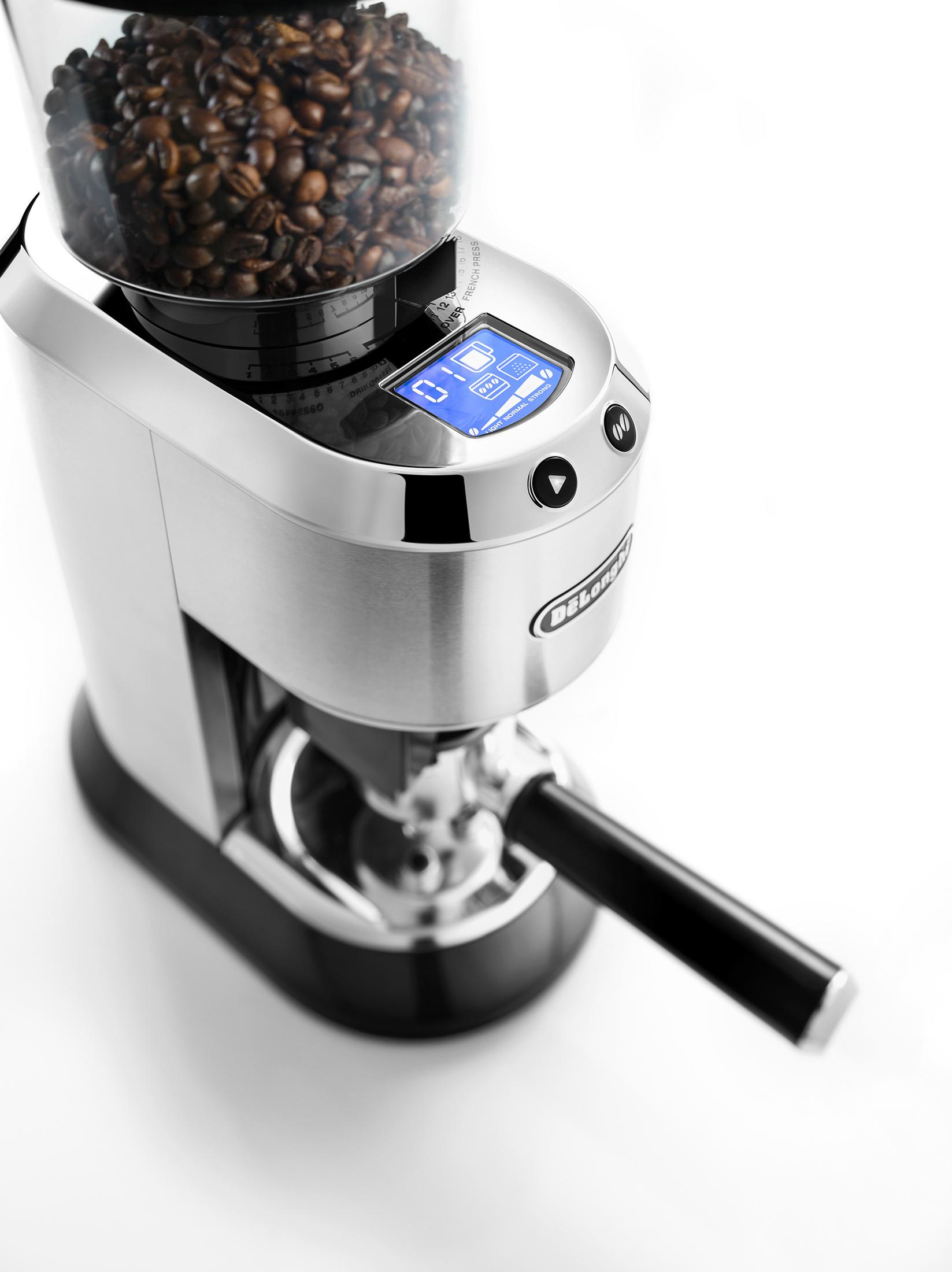 Eine silberne und schwarze Kaffeemühle mit einem transparenten Behälter voller Bohnen auf weißem Hintergrund.