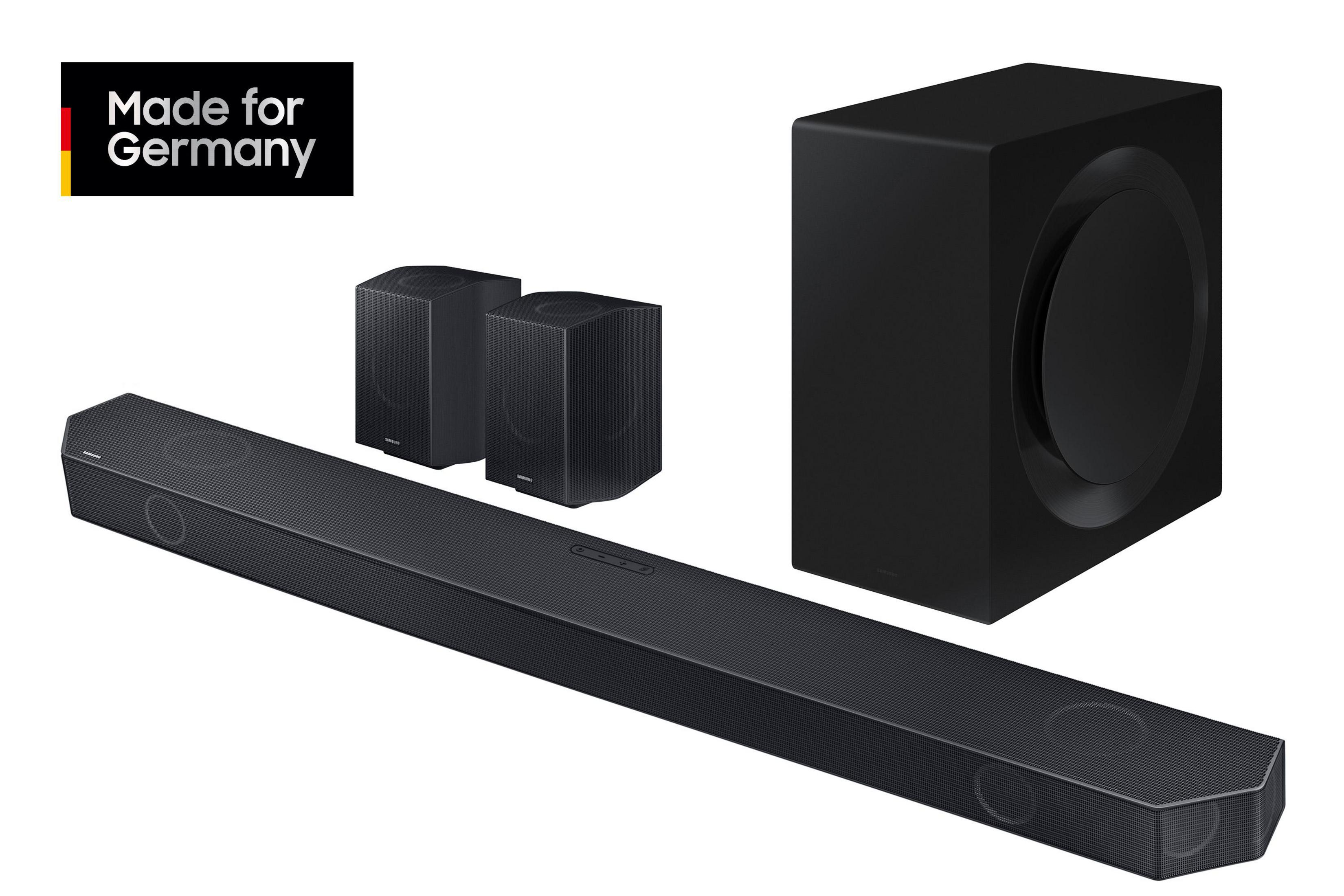 Schwarze Soundbar mit zwei Lautsprechern und einem Subwoofer. Weißer Hintergrund.