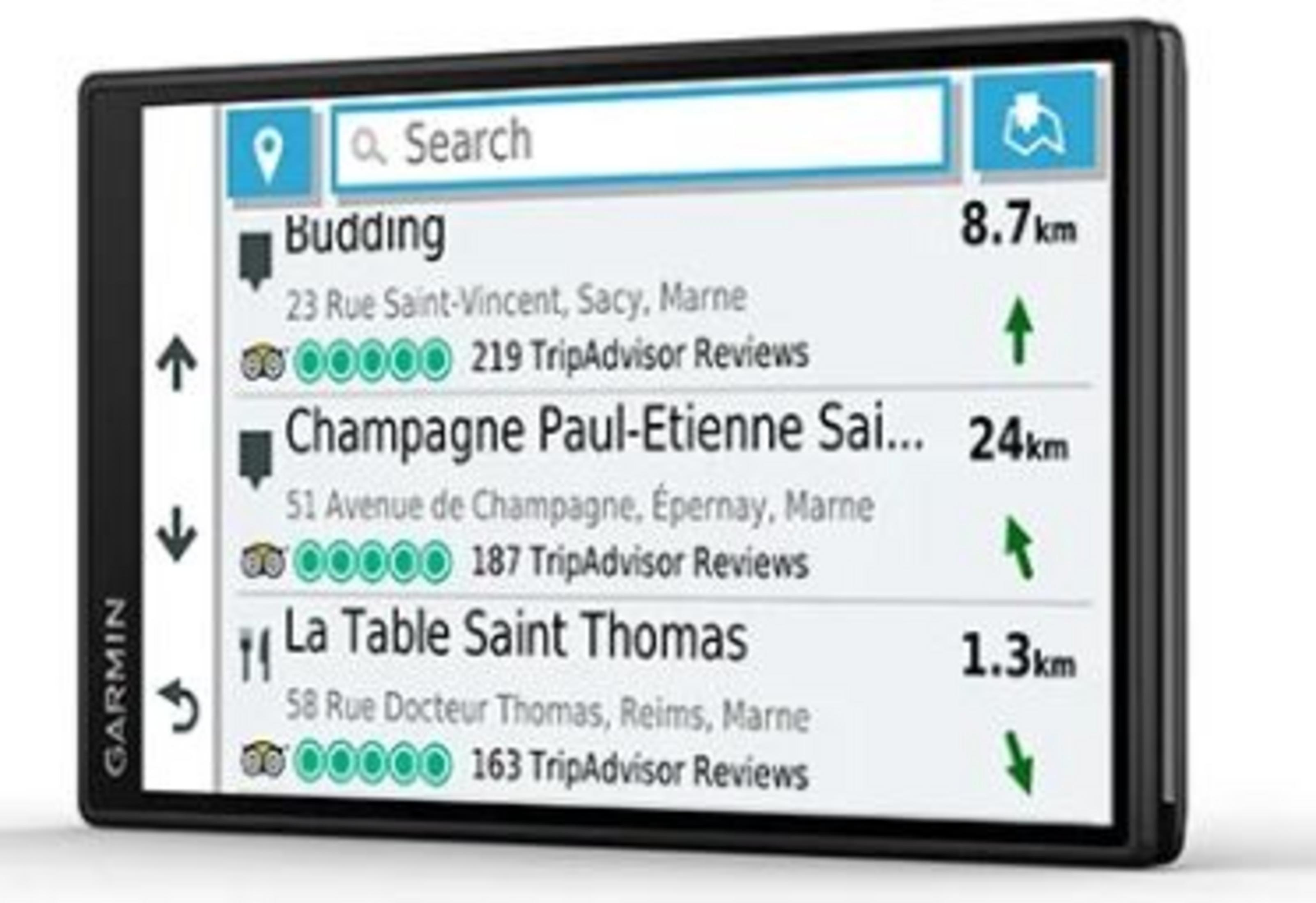 Ein Garmin GPS-Bildschirm zeigt eine Liste von Orten mit Entfernungen und TripAdvisor-Bewertungen. Es ist ein schwarzes Gerät.