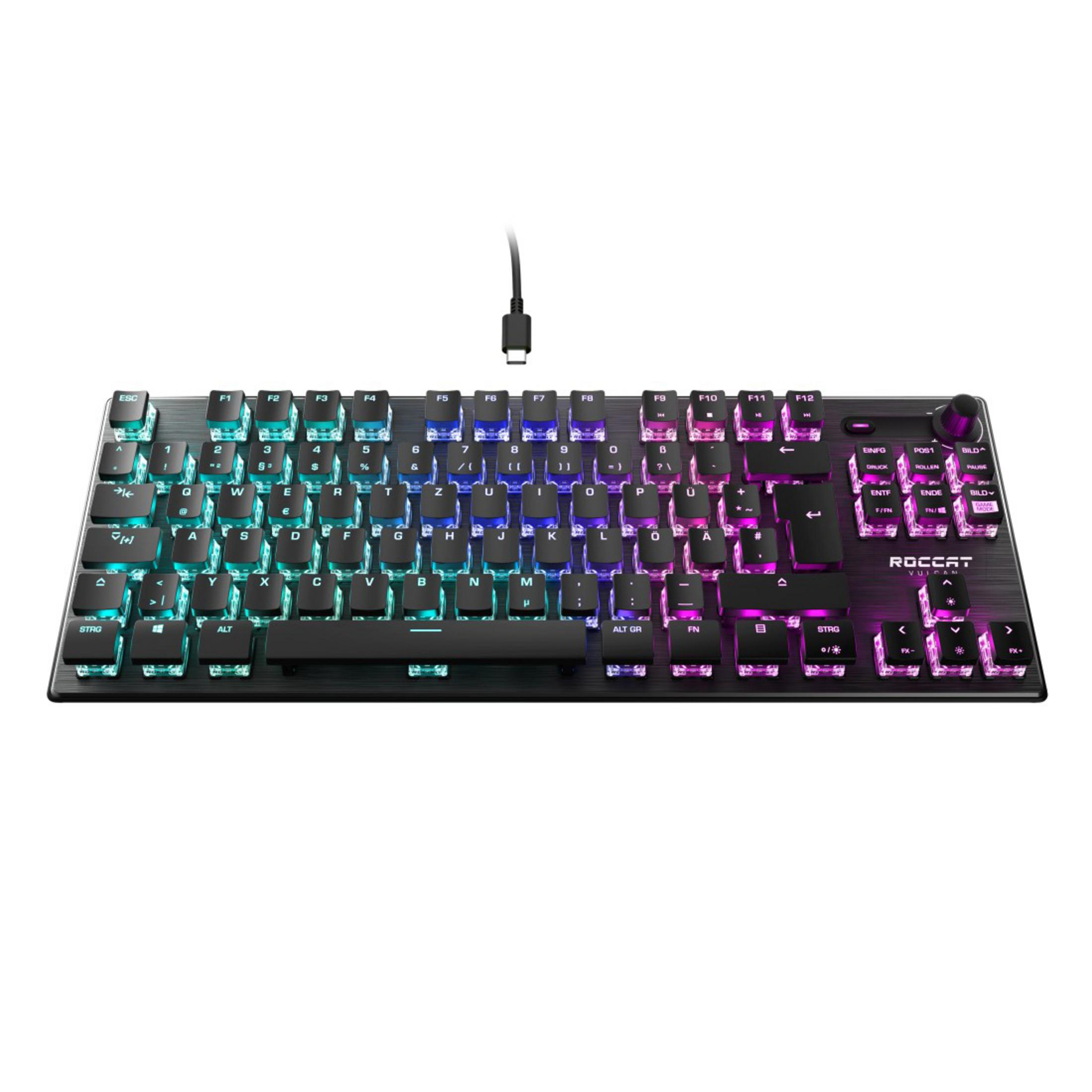 Czarna klawiatura z kolorowymi światłami, białe tło.