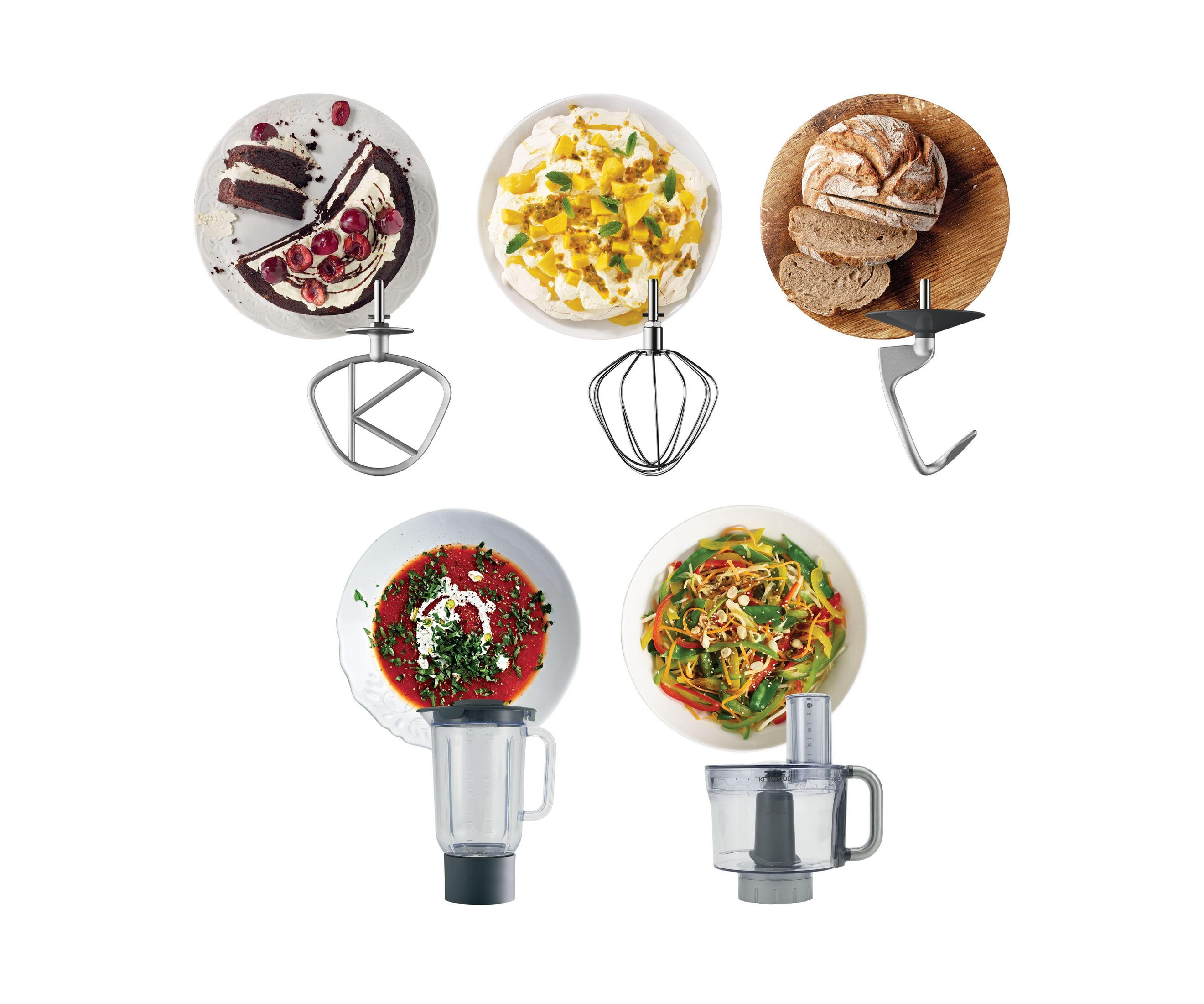 Essen und Mixeraufsätze. Kuchen, Dessert, Brot, Tomatensuppe und Salat sind vorhanden.