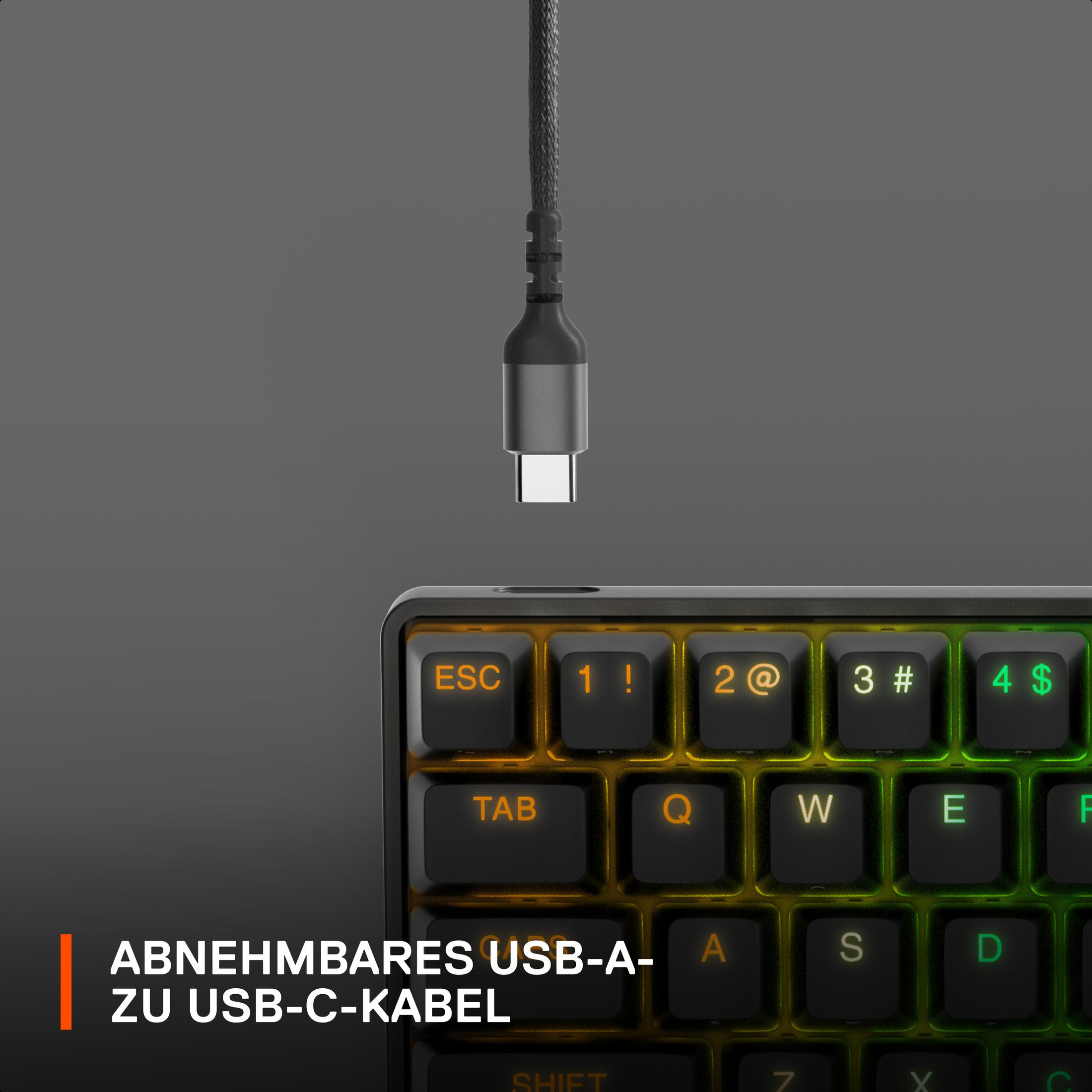Nahaufnahme einer Tastatur mit abnehmbarem USB-A-zu-USB-C-Kabel.