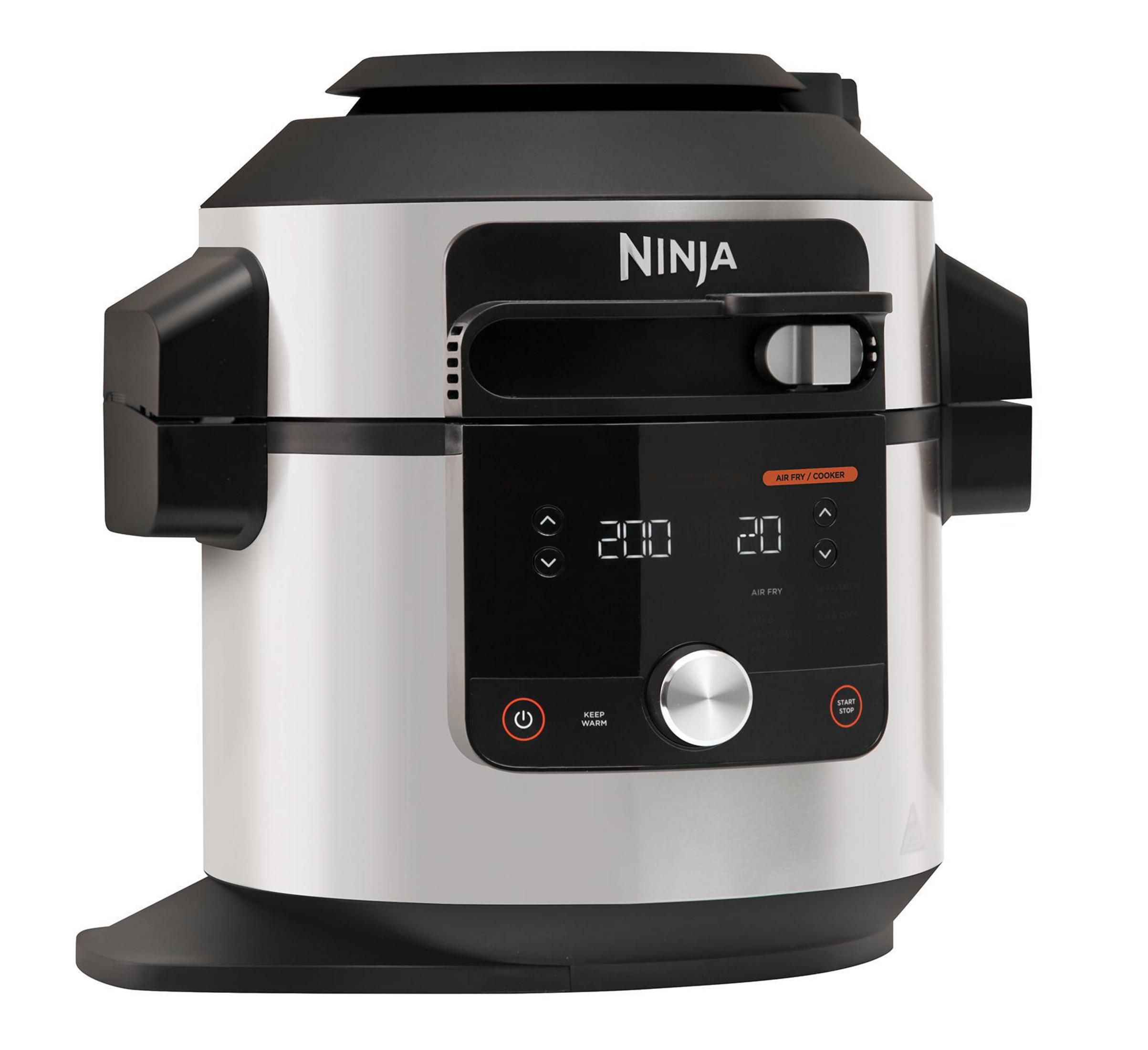 Silberner und schwarzer Ninja-Heißluftfritteuse. Er hat ein digitales Display und Tasten für Einstellungen wie Temperatur und Zeit.
