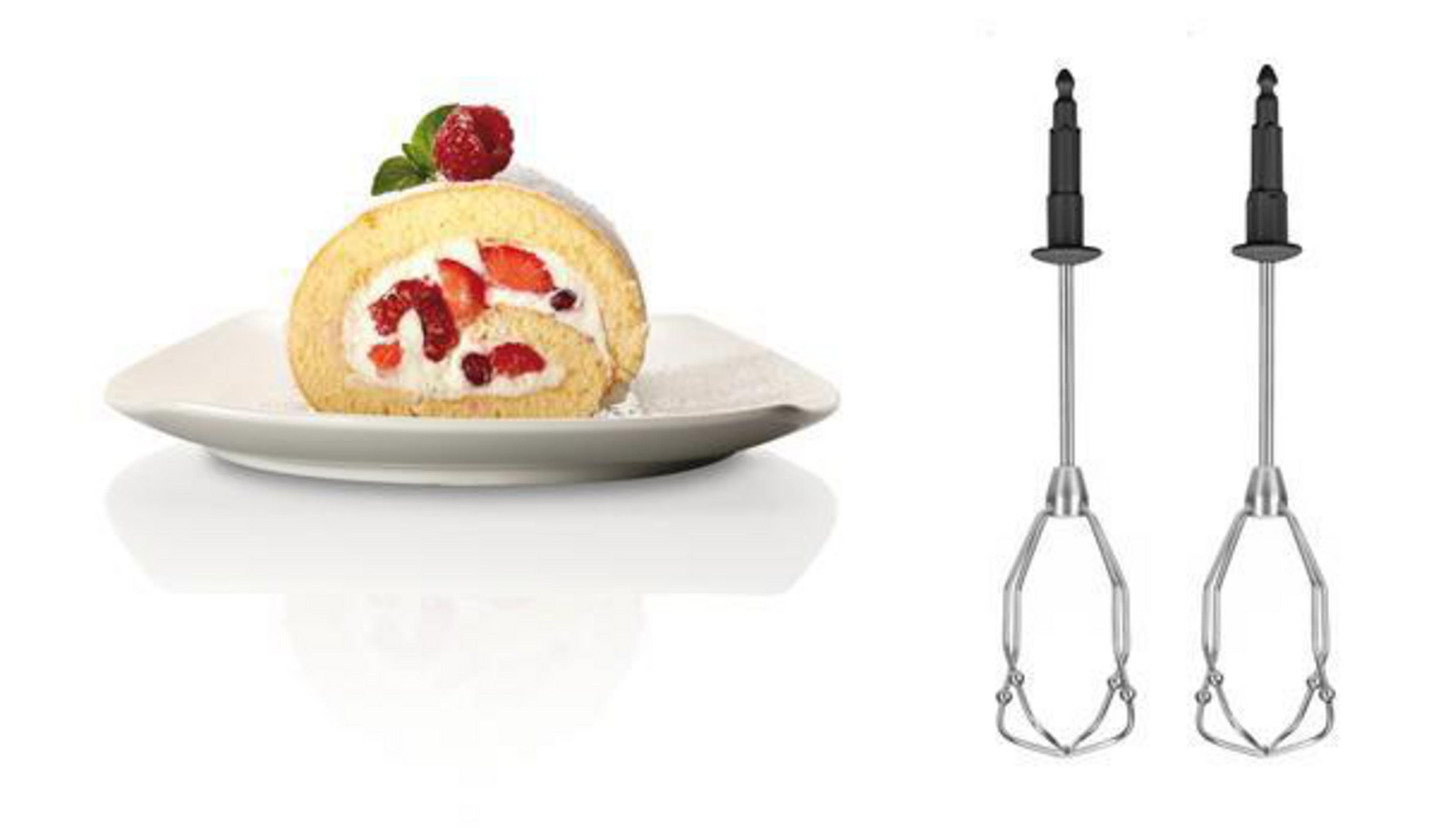 Kawałek ciasta truskawkowego na białym talerzu, z dwiema trzepaczkami po prawej stronie, wszystko na białym tle.