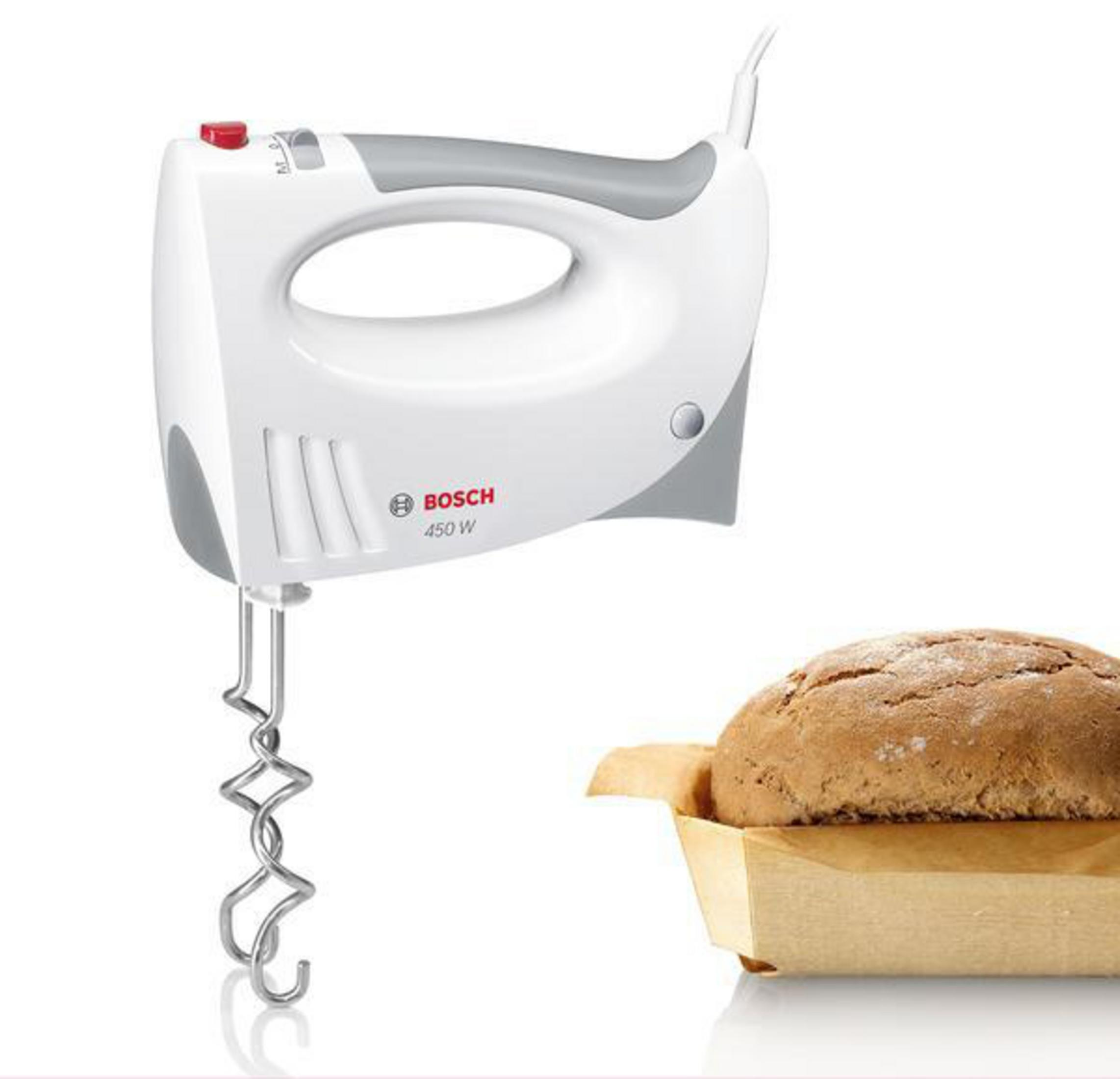 Batidora de mano Bosch blanca con una hogaza de pan en un recipiente de madera.