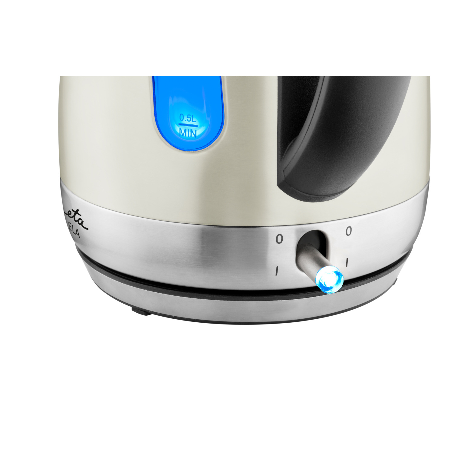 Nahaufnahme eines cremefarbenen Wasserkochers mit blau beleuchtetem Wasserstand.