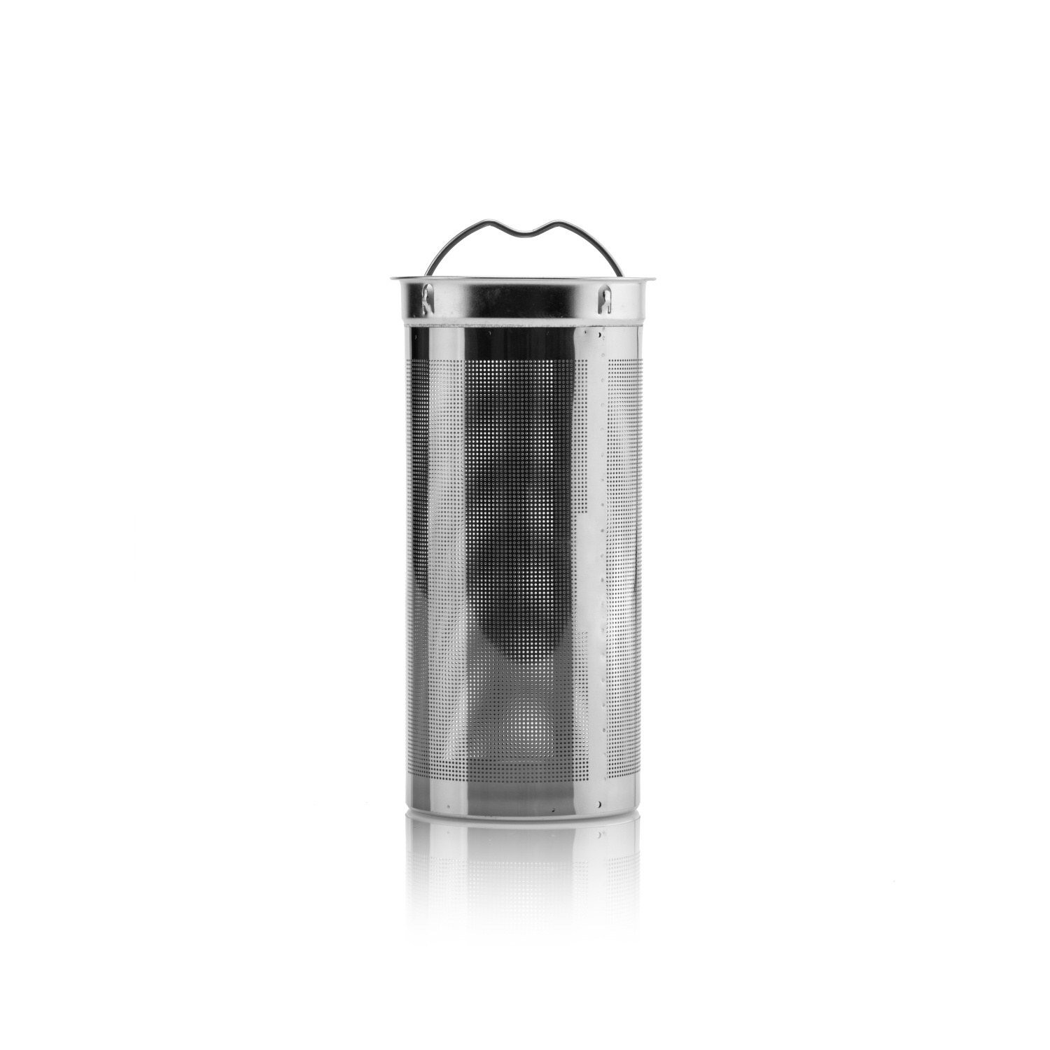 Infuseur à thé argenté avec poignée. Cylindrique et perforé. Fond blanc.