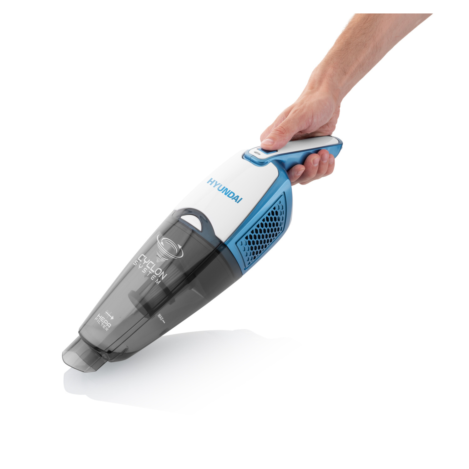 Hand hält einen blau-weißen Handstaubsauger.