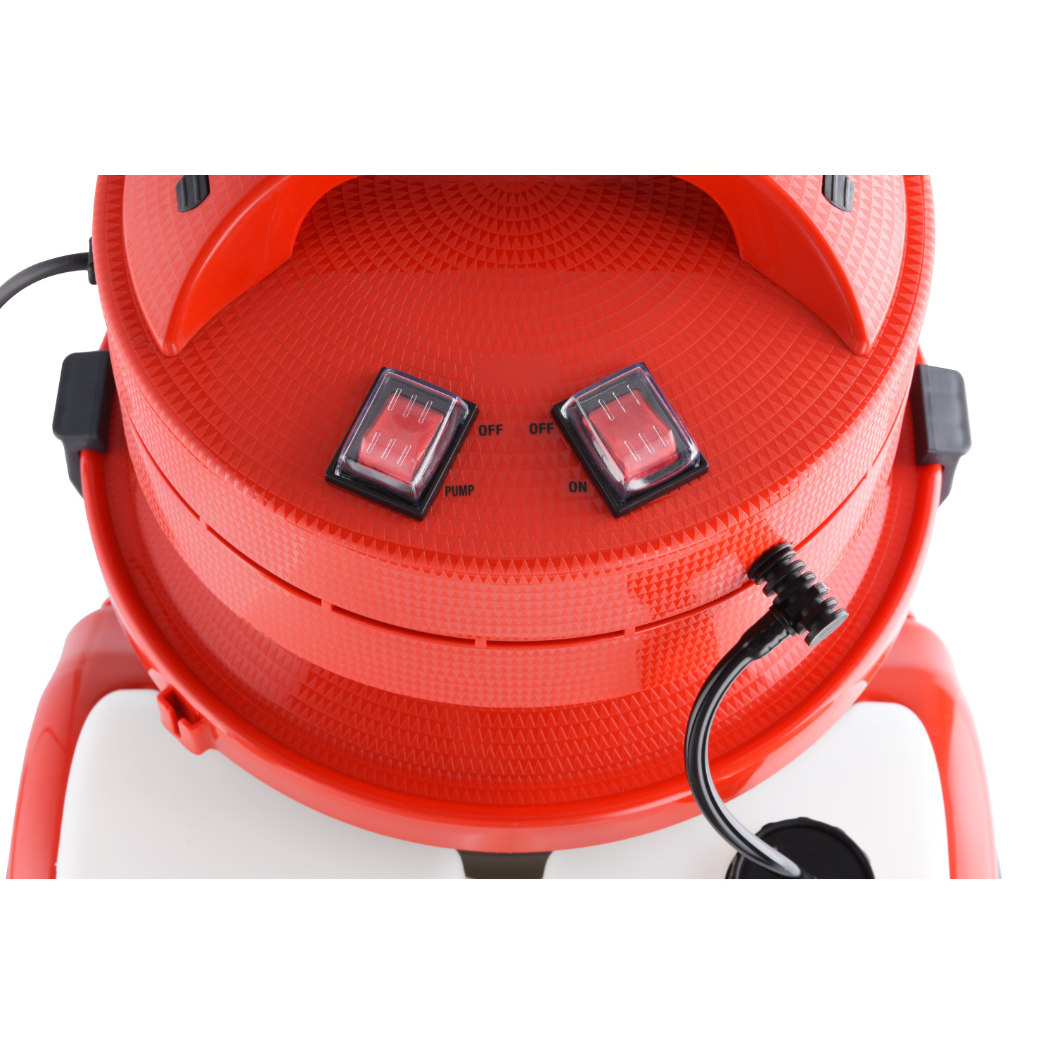 Czerwona maszyna, widok z góry, z dwoma przełącznikami oznaczonymi jako WŁ. i WYŁ. Czarny kabel.