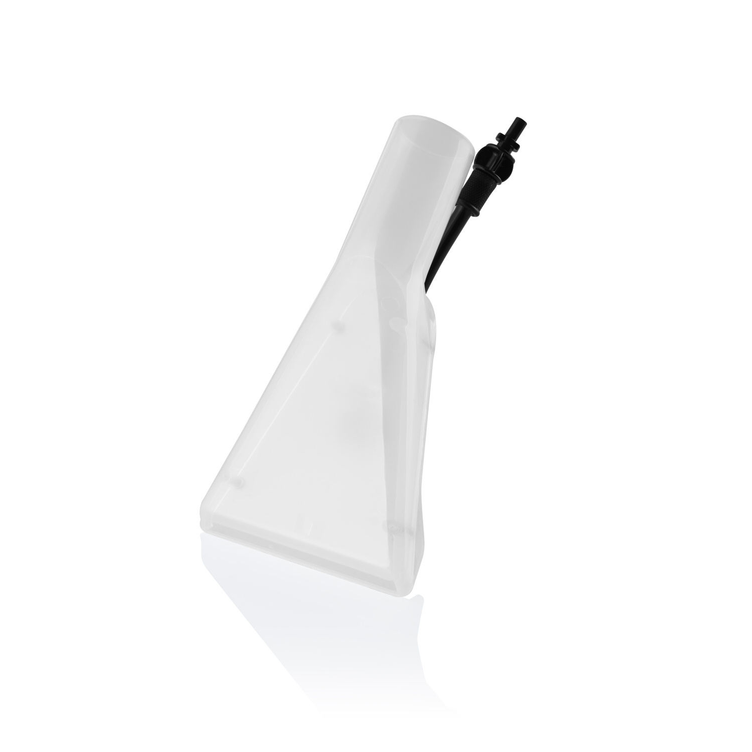 Przezroczysta plastikowa dysza ustawiona pod kątem na białej powierzchni, do czyszczenia.