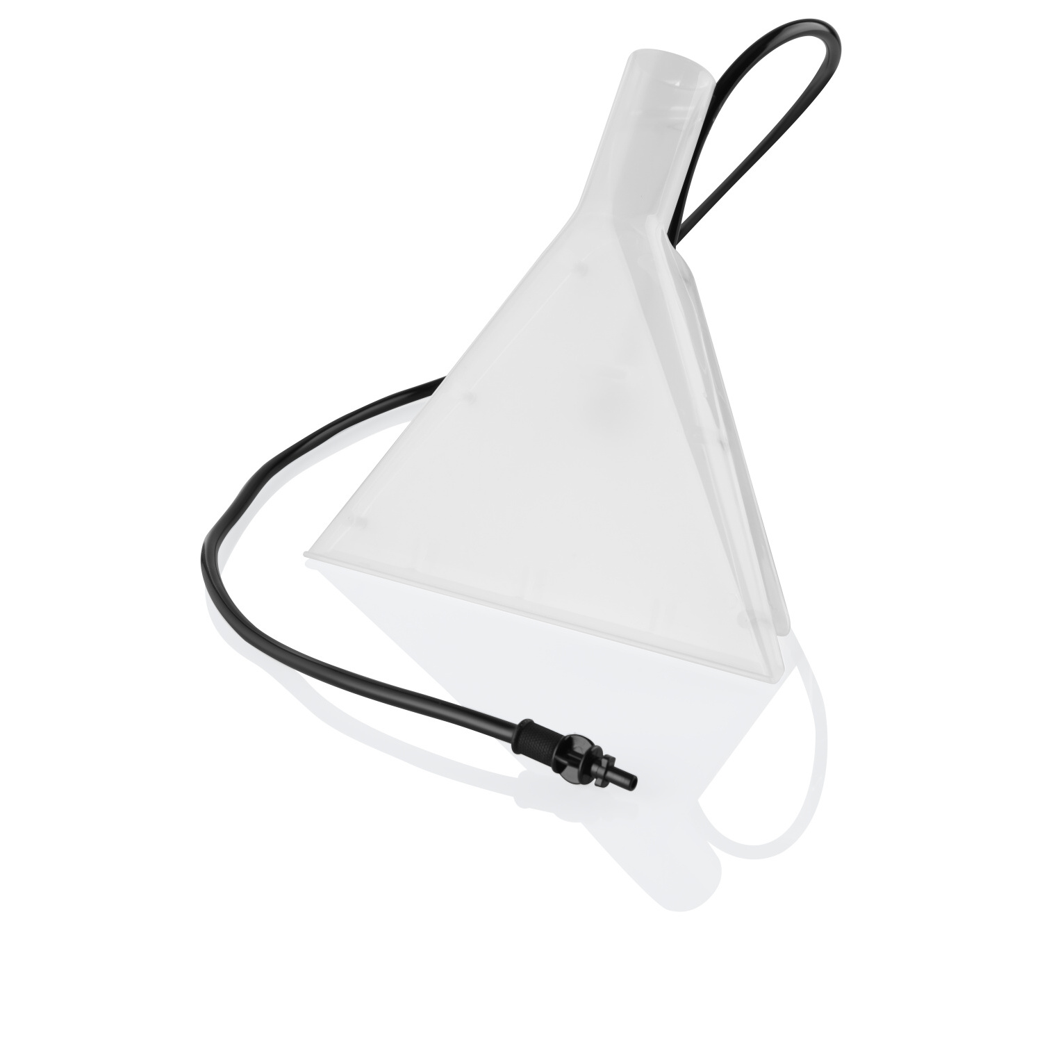 Biały, stożkowy lejek z czarnym wężem i złączem. Izolowany na białej powierzchni z cieniem.