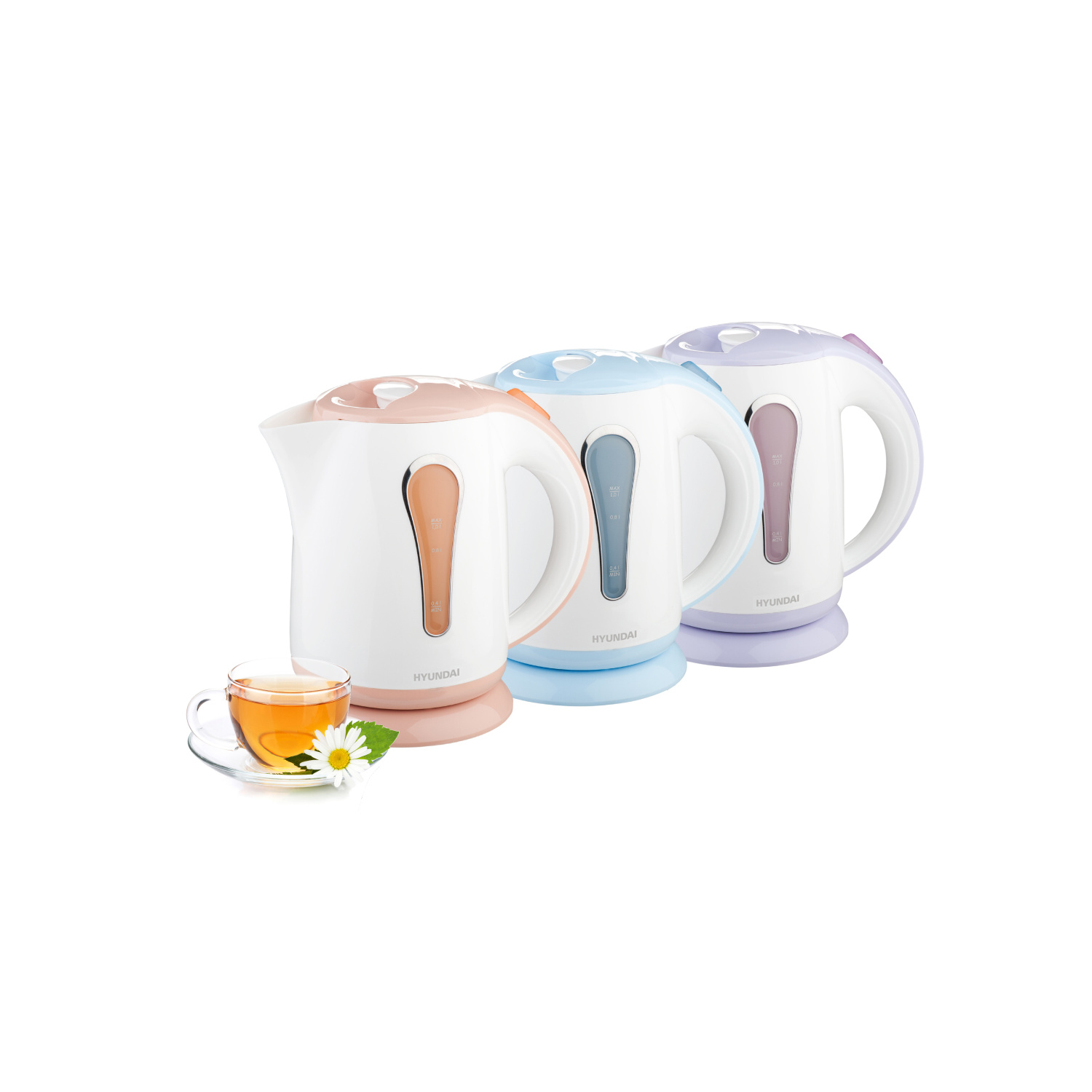 Drei Wasserkocher in Weiß, Blau und Lila, mit einer Tasse Tee.