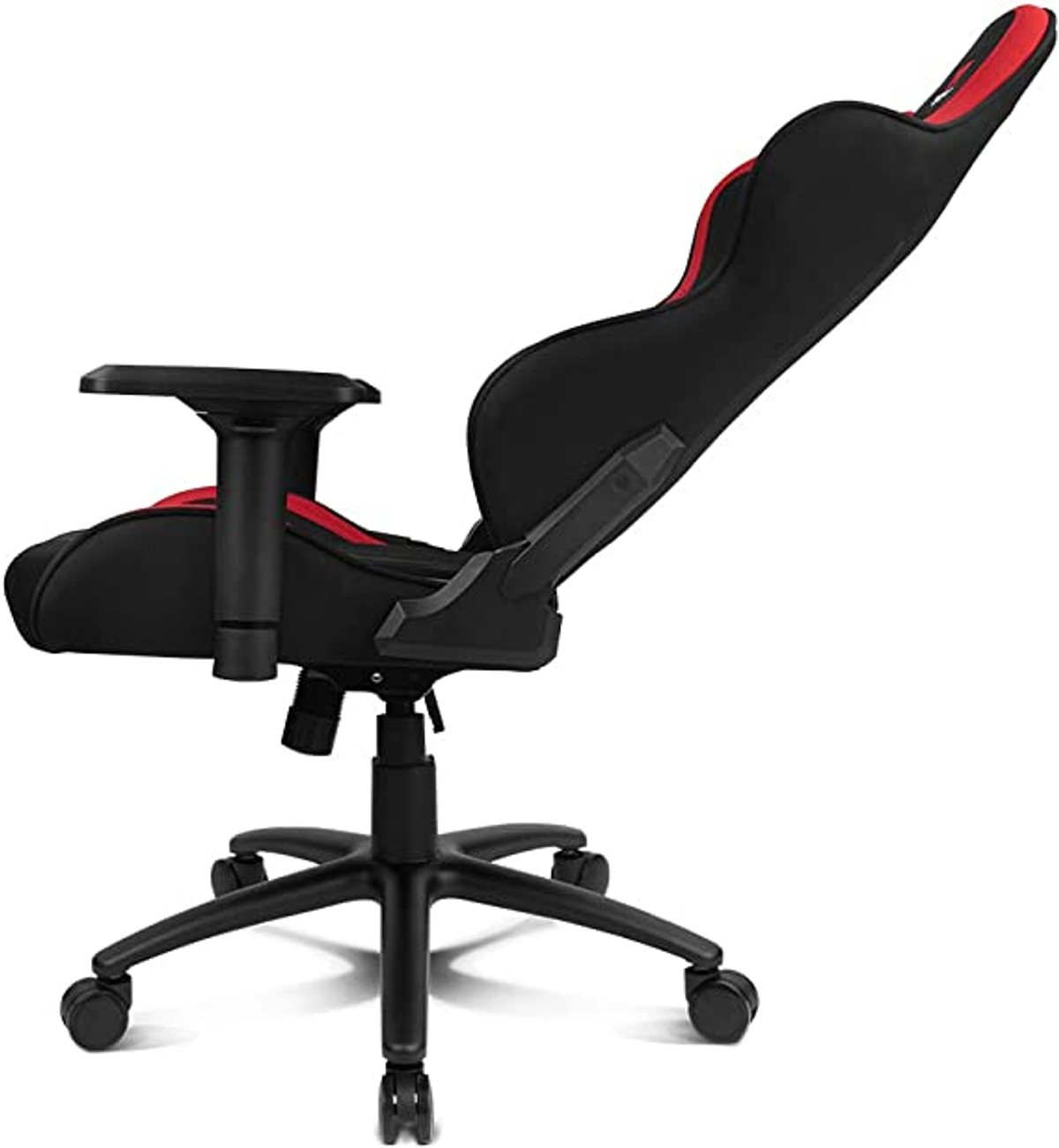 Una sedia da gaming nera con dettagli rossi è inclinata di lato. Ha un bracciolo nero.