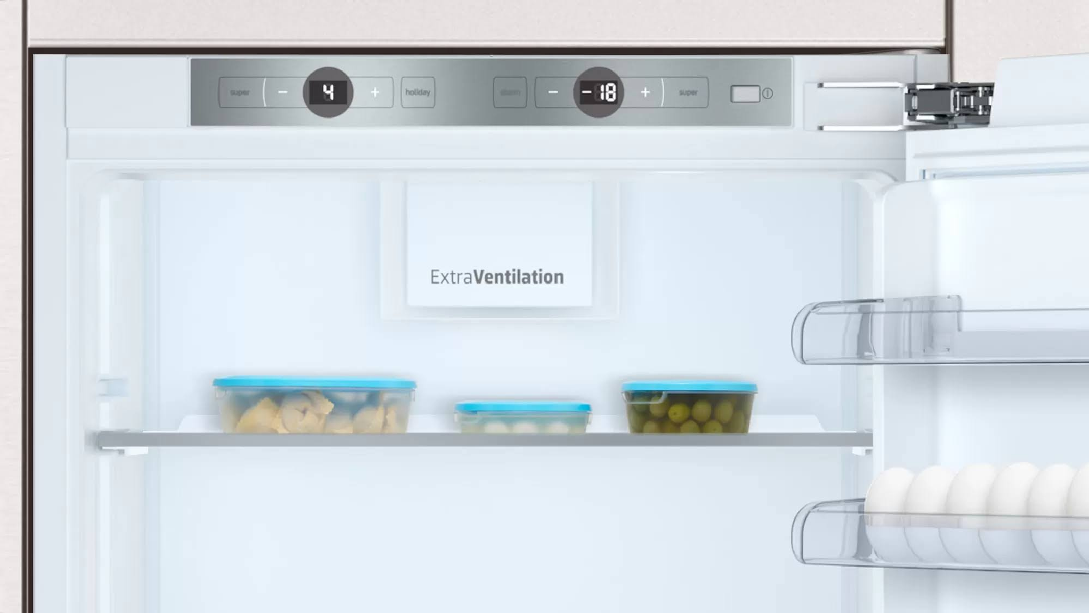 Interior de refrigerador con recipientes de comida en estantes. Panel de control visible arriba.