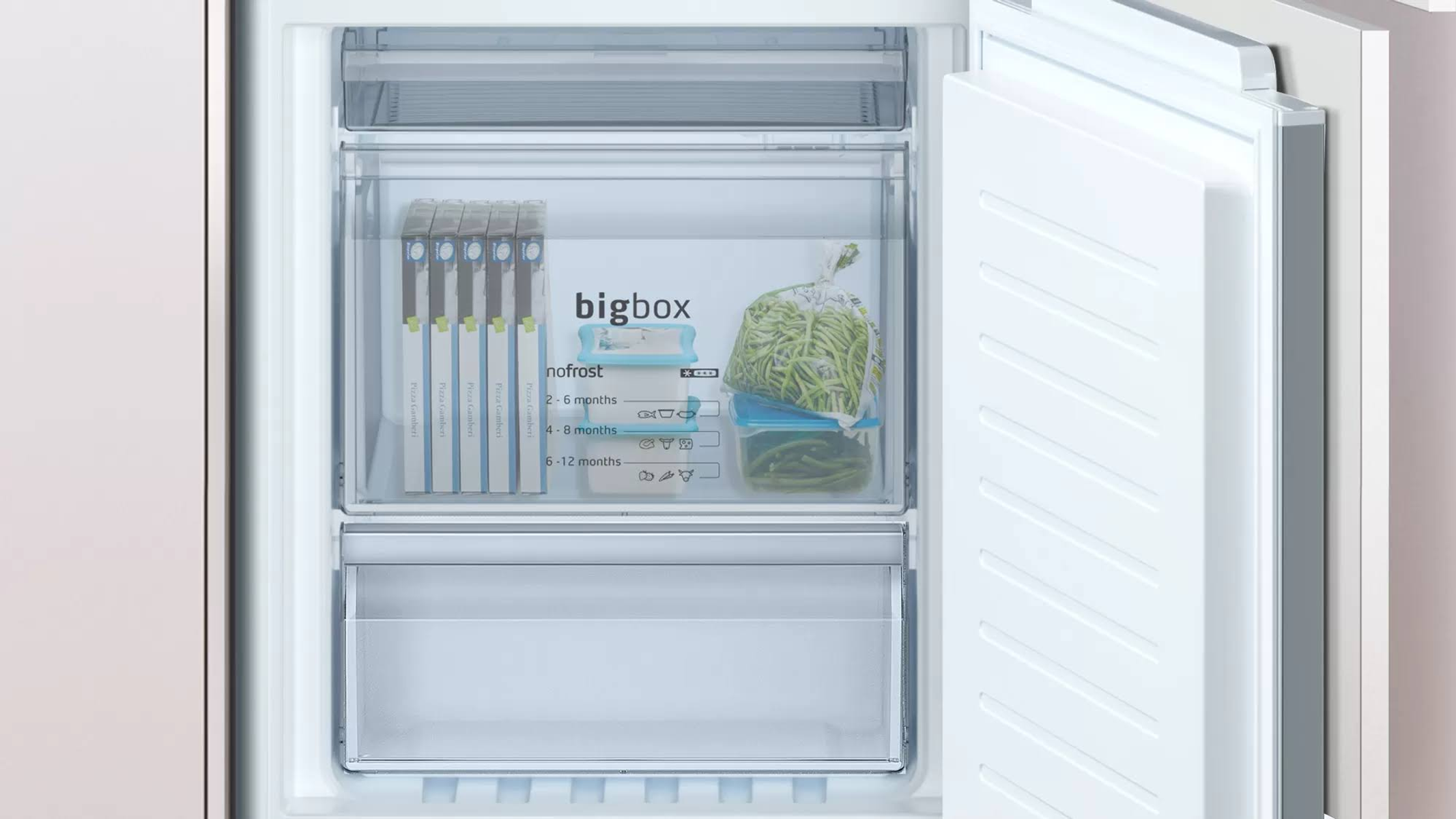 Refrigerador abierto con estantes, cajones y contenido visibles. Los alimentos se almacenan dentro.