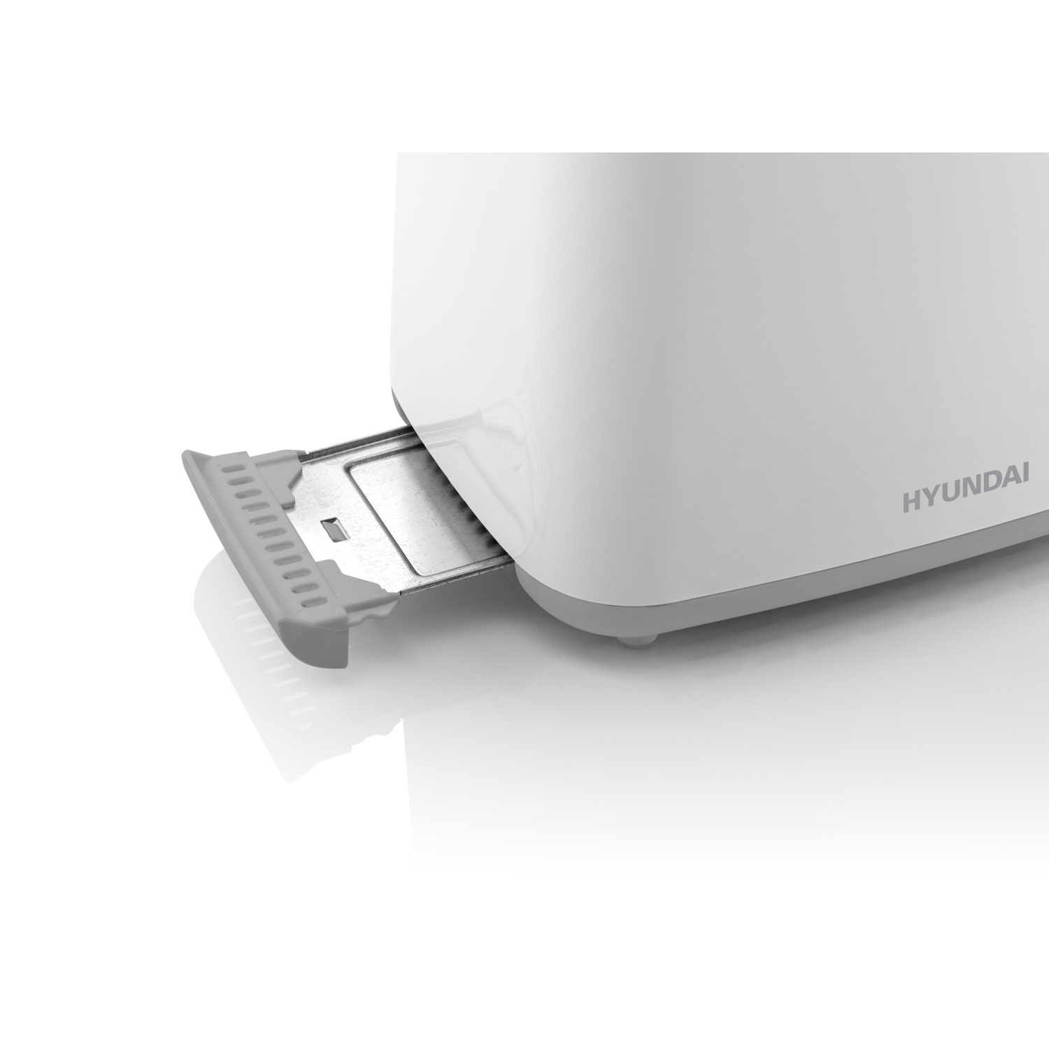 Weißer Toaster mit grauen Akzenten, Tablett ausgefahren. Die Marke ist HYUNDAI.