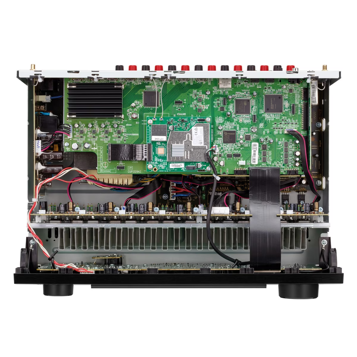Vista interna de un receptor AV, que revela placas de circuito, cableado y varios componentes electrónicos.
