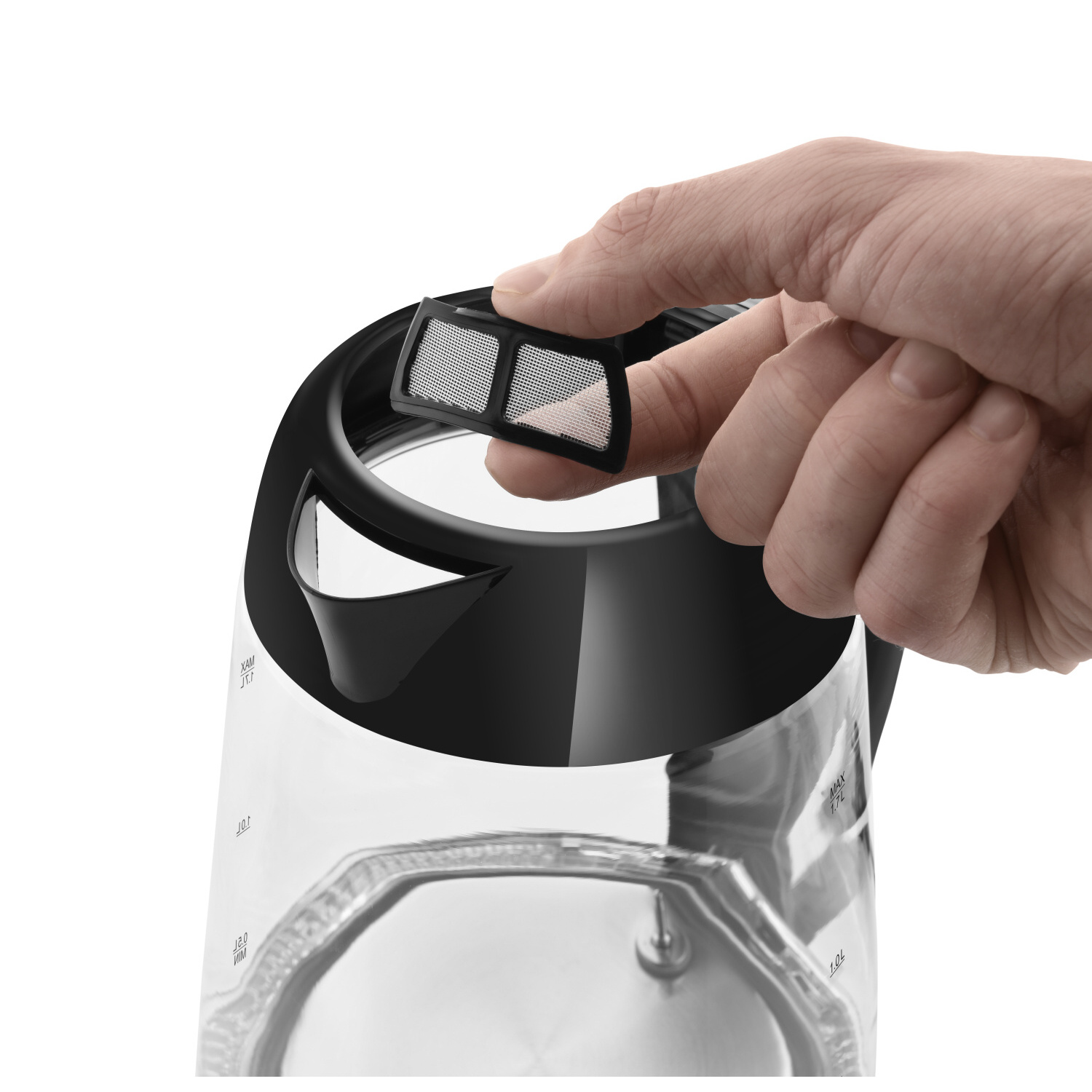 Mano che rimuove un filtro da un bollitore elettrico nero, mostrando l'interno del bollitore.