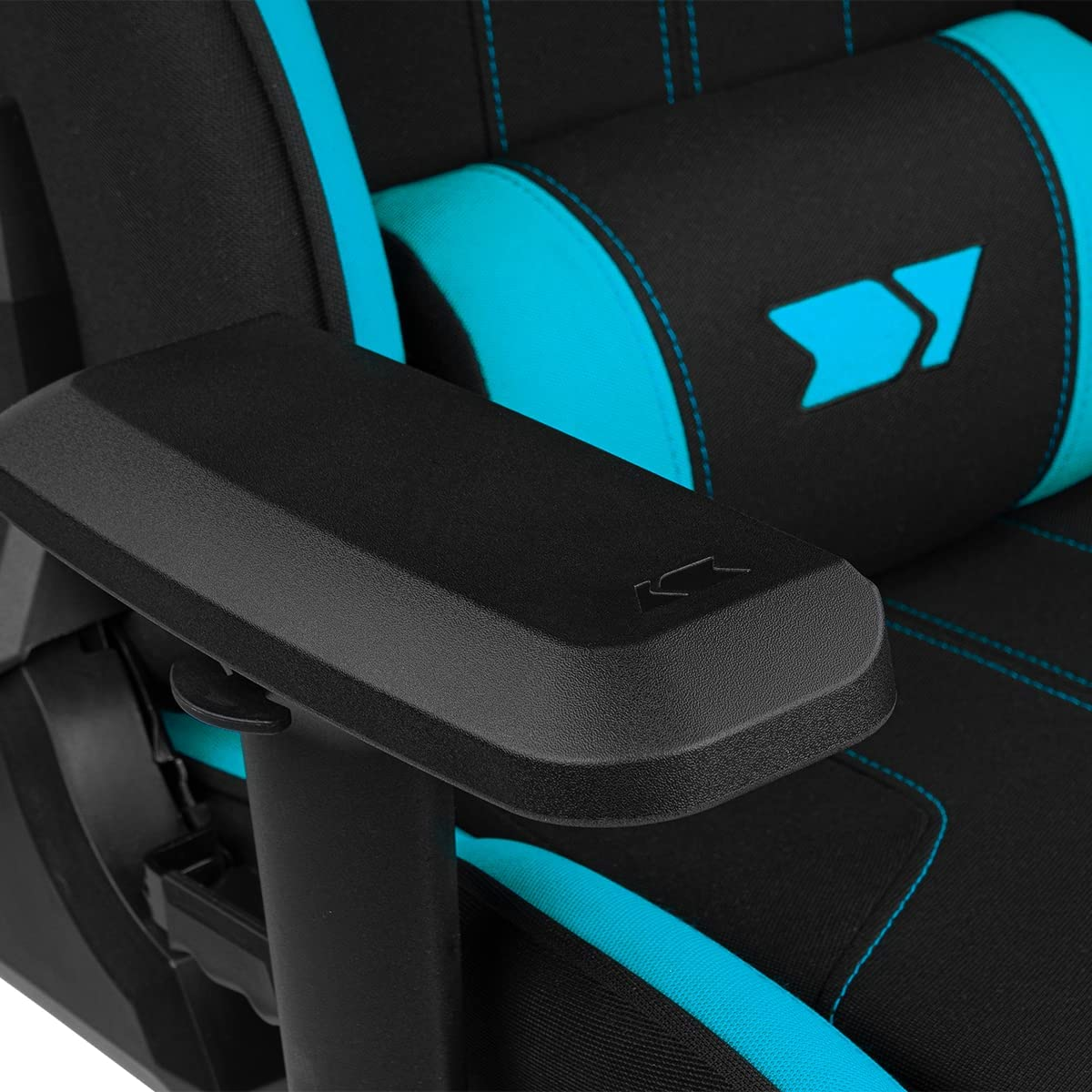 Primer plano del reposabrazos de una silla gamer negra y azul. El reposabrazos es negro con un acento azul.