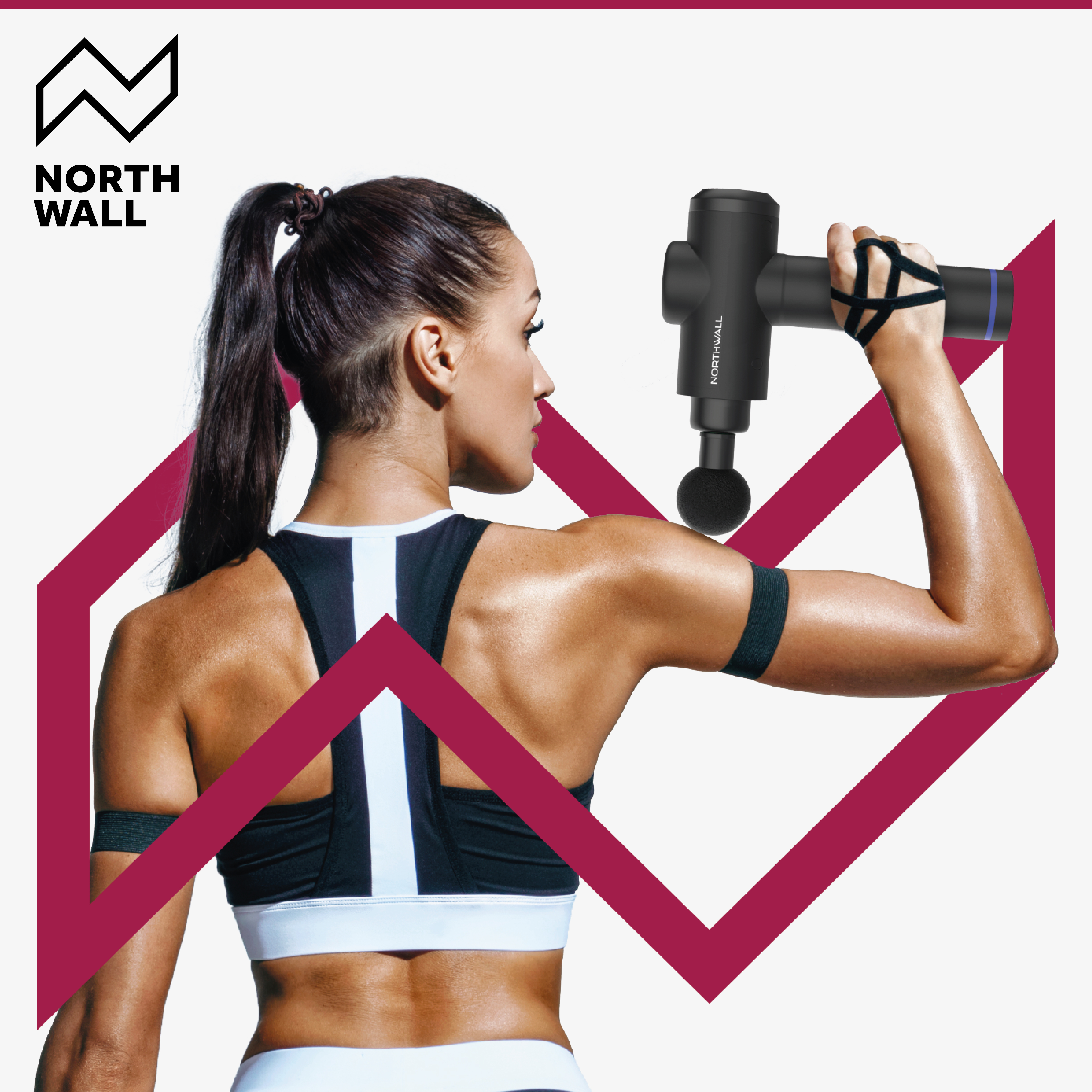 Eine Frau hält eine Massagepistole, zeigt ihre Armmuskeln, mit North Wall Logo und rotem Grafik-Hintergrund.