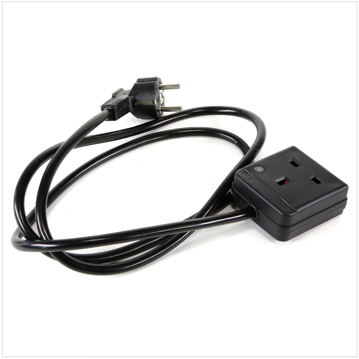 Eine schwarze Steckdosenleiste mit Stecker, Steckdose und schwarzem Kabel.