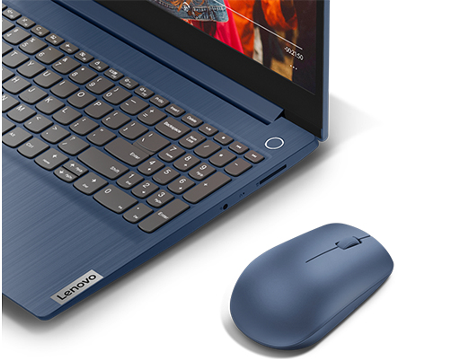 Een blauwe Lenovo laptop met een blauwe muis. De laptop staat open.