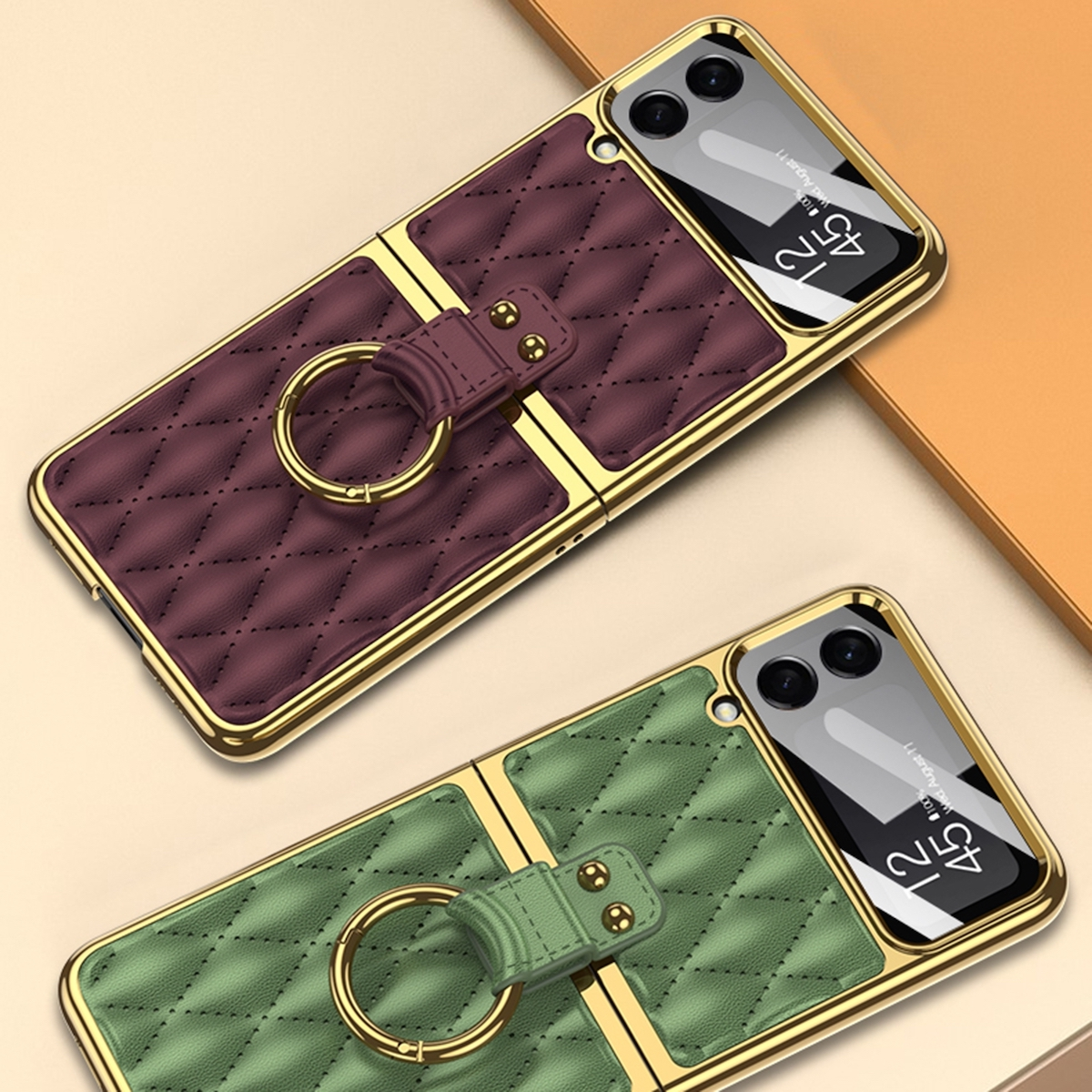 Zwei Handyhüllen in Bordeauxrot und Grün, gestepptes Design, mit goldenen Rahmen und Ringhaltern.