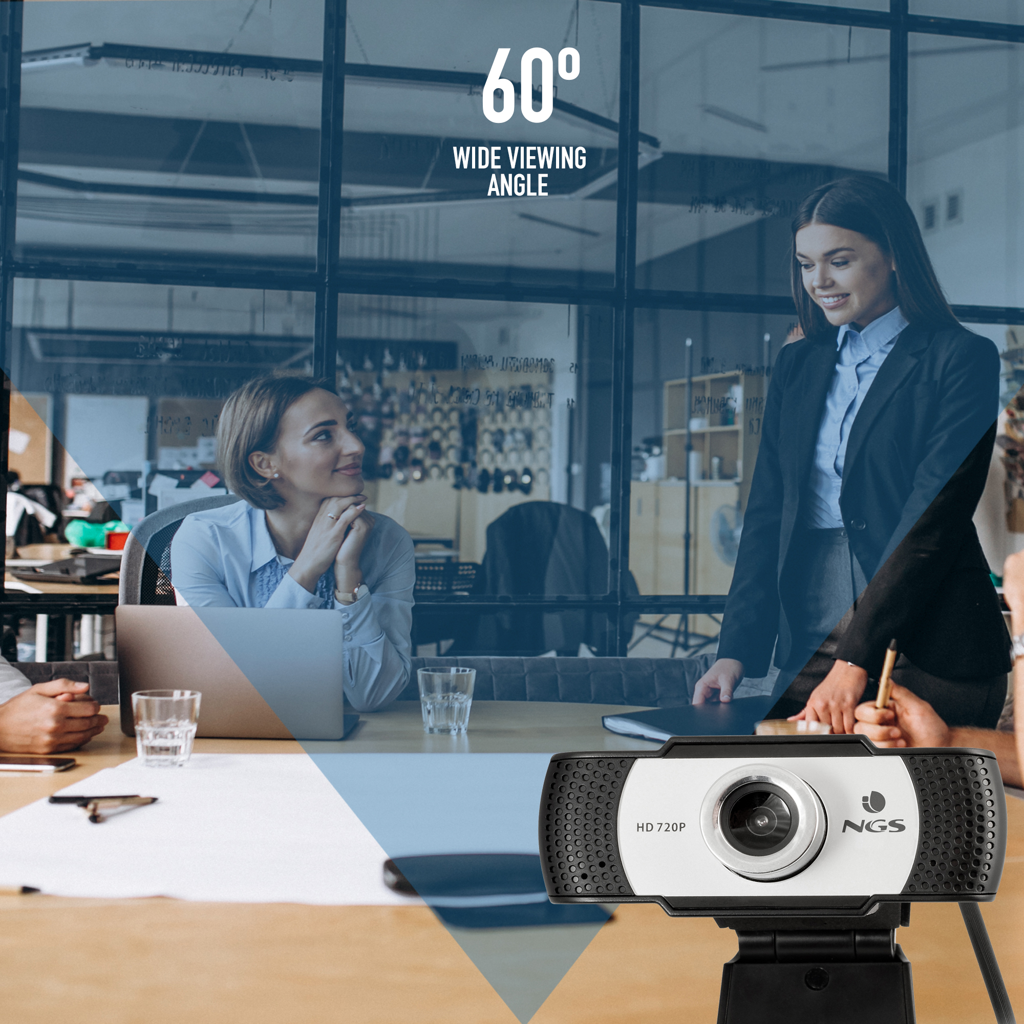 Riunione di lavoro con webcam in primo piano e ampio angolo di visuale.