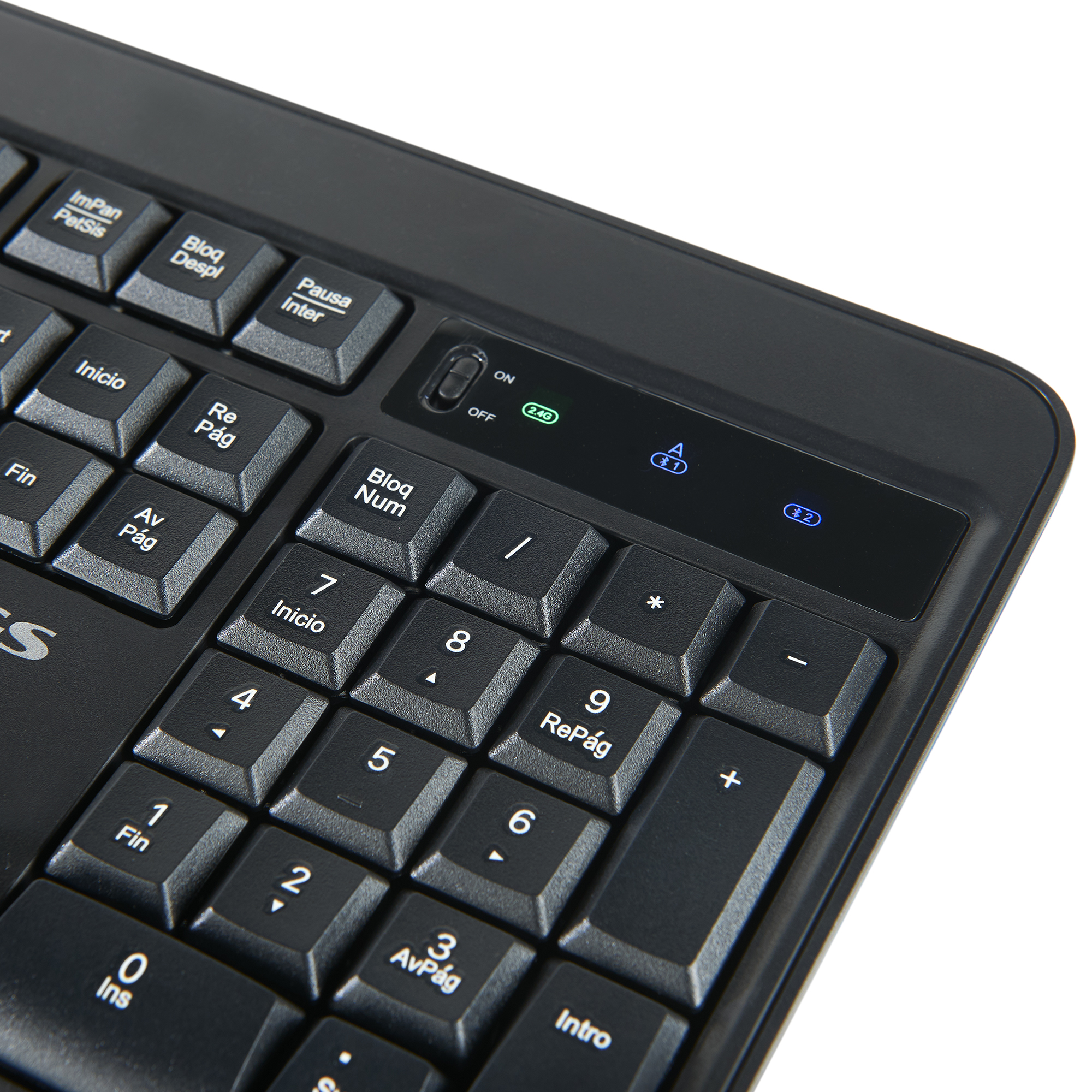 Zbliżenie czarnej klawiatury z klawiaturą numeryczną.