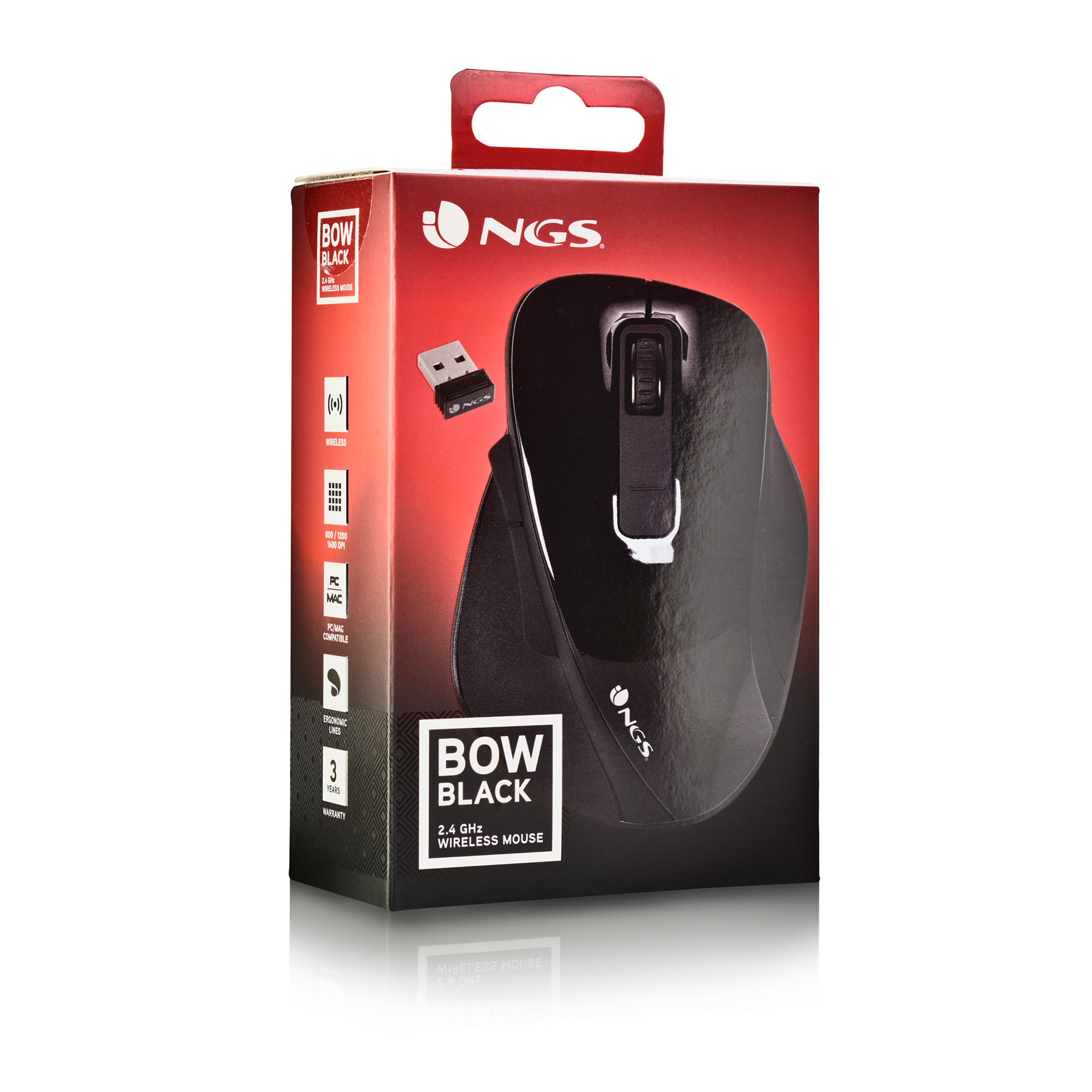 Eine schwarze kabellose Maus in ihrer Box, mit USB-Empfänger, vor weißem Hintergrund.
