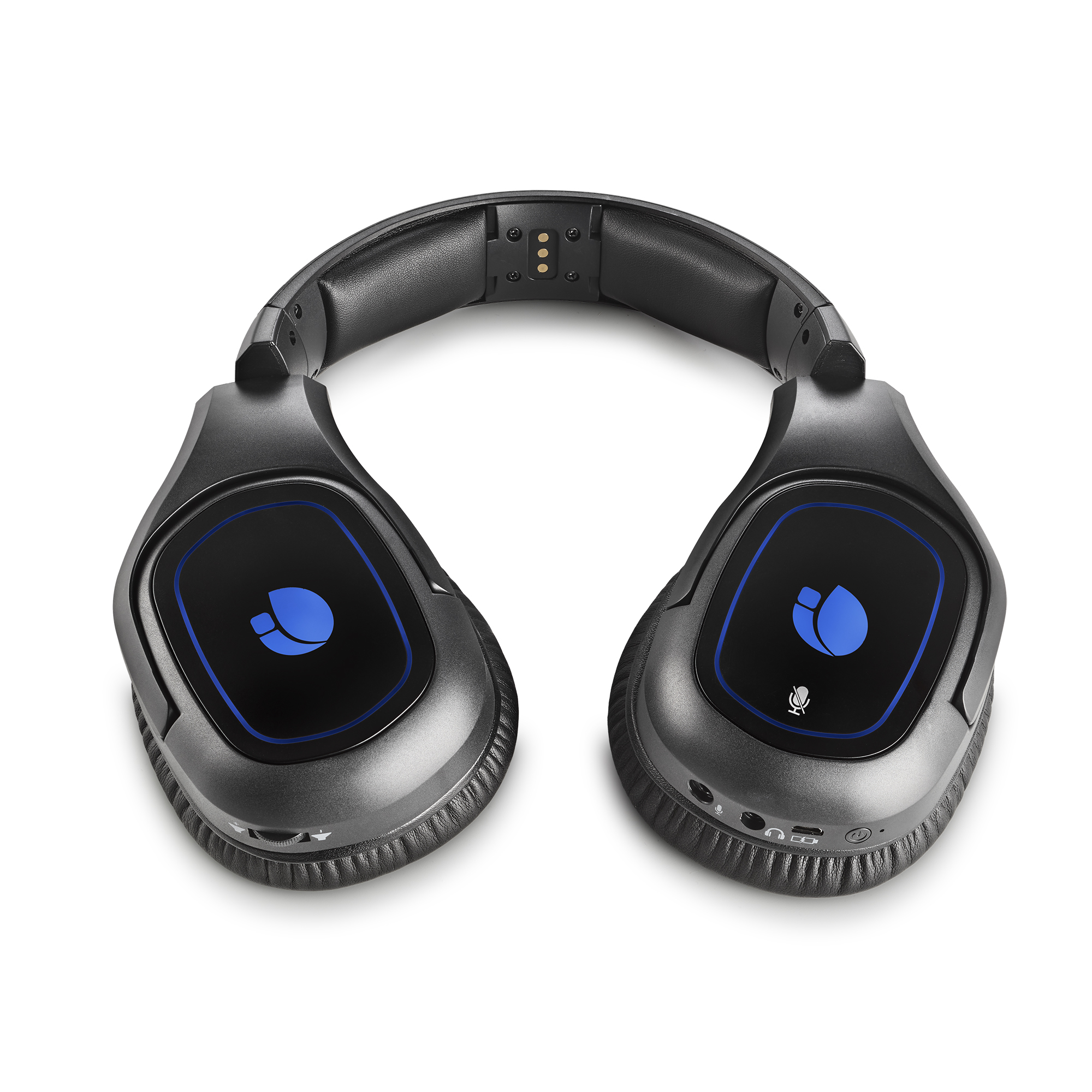 Cuffie nere con schermi blu sui padiglioni auricolari. Sfondo bianco.